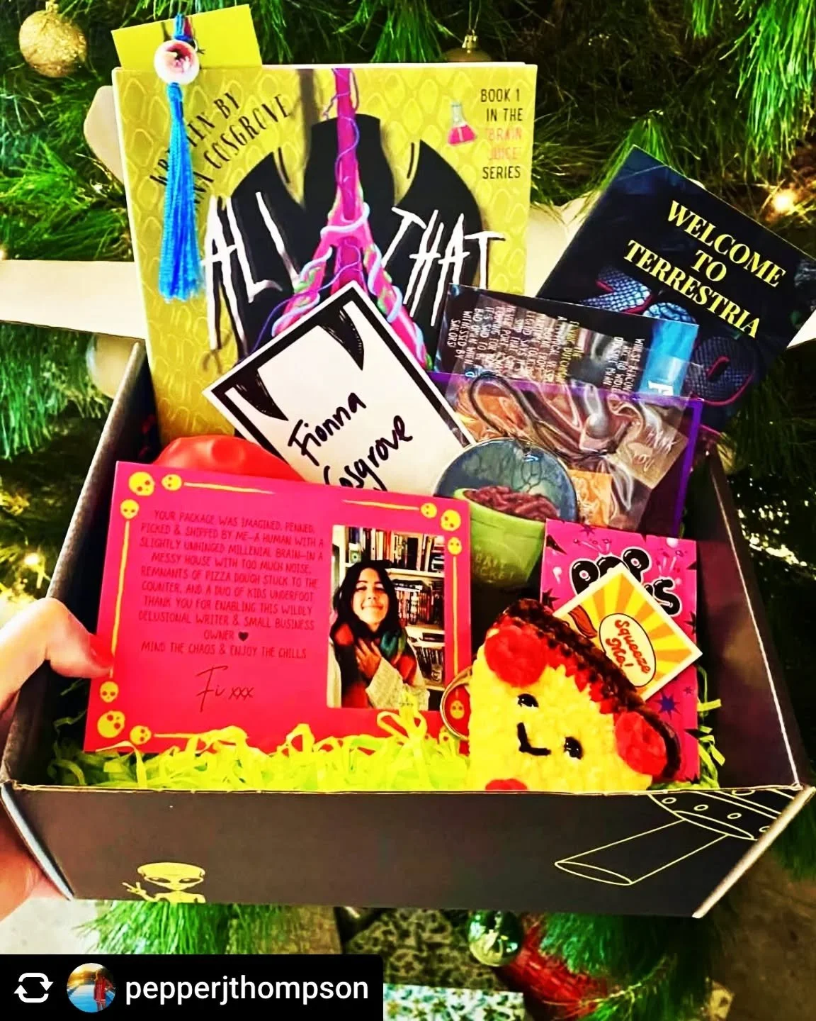 💜🐍 Monster Mausoleum out in the wild!
.
Claire aka Pepper was the first to nab one of these boxes, and the first to read most of these stories 🥹 Forevwr grateful we found each other in this digital ether 💻 
.
Get @reshare_app &bull; @pepperjthomp