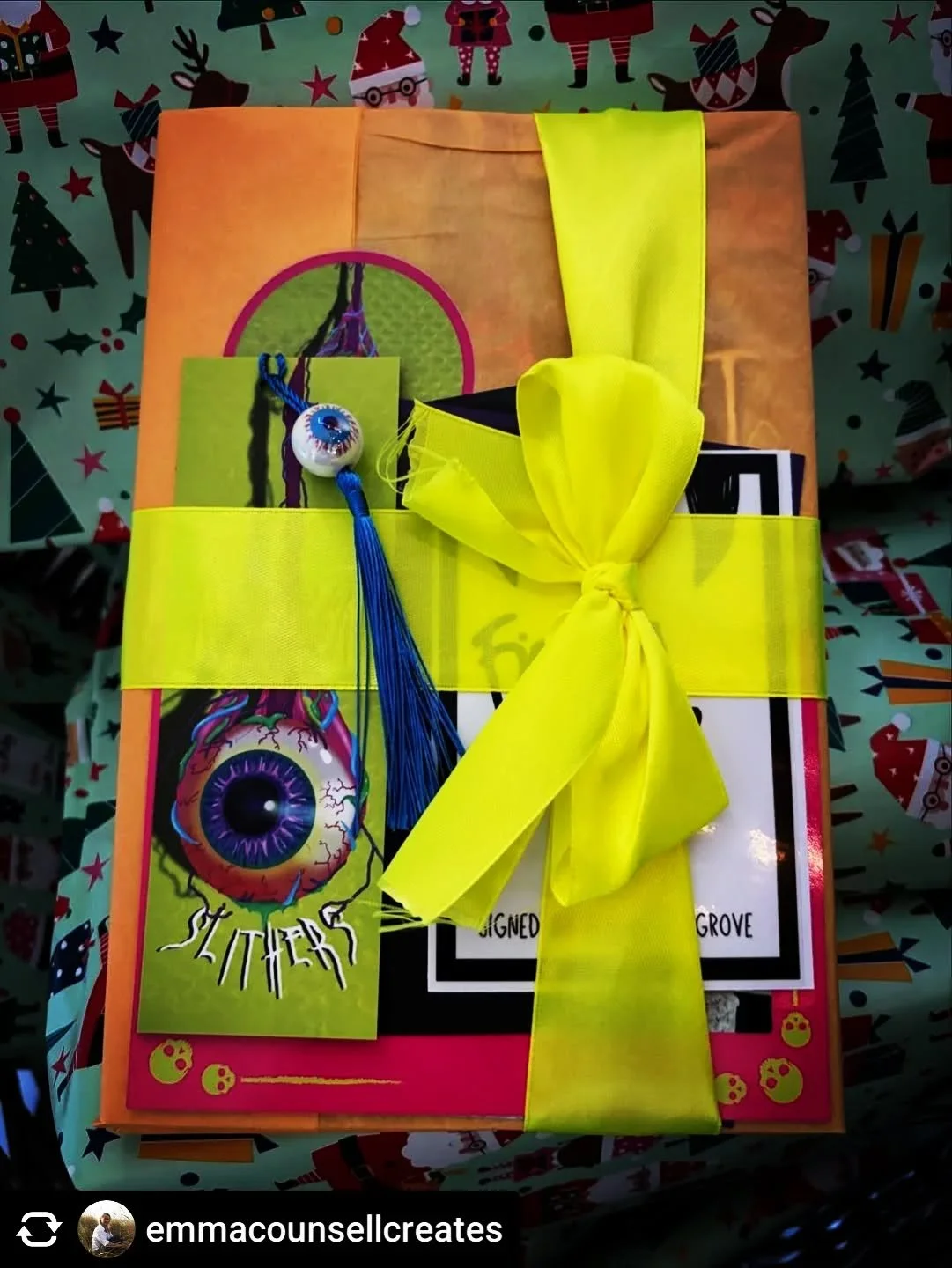 Another one in the wild!! 🌈 🐍 thanks @emmacounsellcreates 💜
.
Get @reshare_app &bull; @emmacounsellcreates When the book mail arrives and it&rsquo;s perfect. 🖤
All That Slithers: 13 Stories to Squeeze Your Brain by Fionna Cosgrove. I can&rsquo;t 