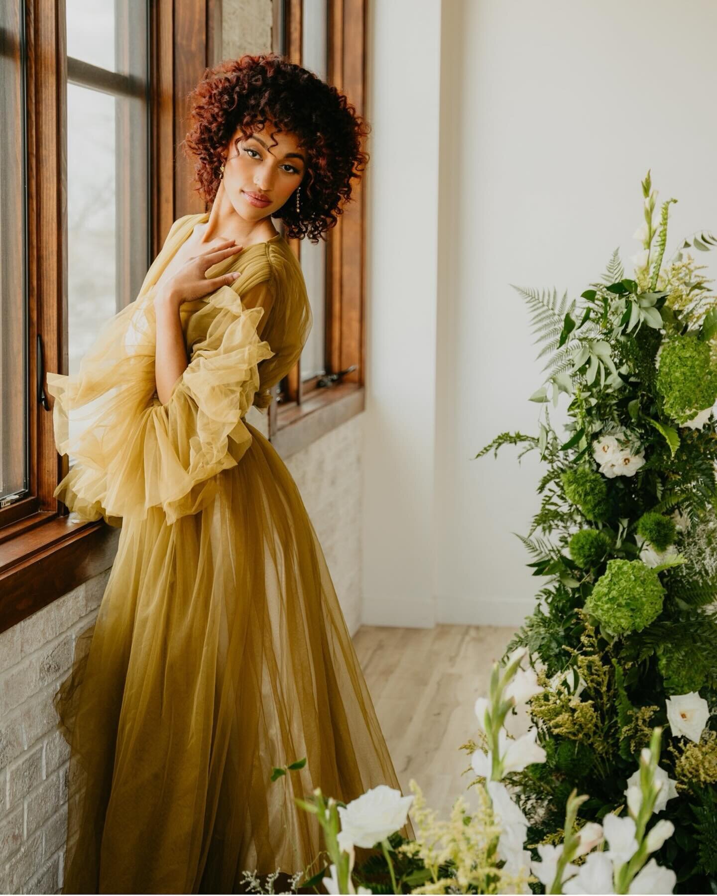 Out with the all white bridal looks on the morning of your wedding and in with a splash of color &mdash; who&rsquo;s with me?!

Venue: @thesimonevents 
Planning and design: @ritaroseeventdesign 
Floral design: @elevenblooms 
Hair &amp; makeup: @cande