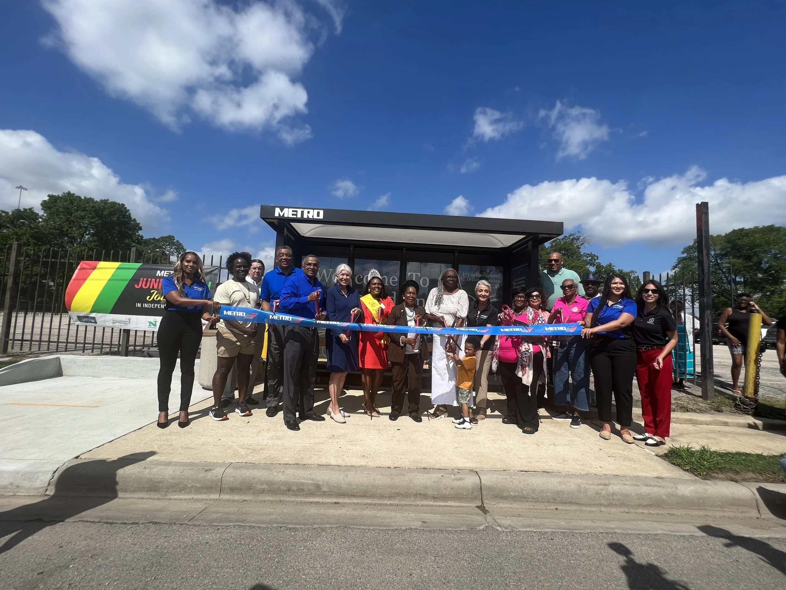 The board members of Metro, Congress woman Sheila Jackson Lee, the independence heights  redevelopment council, Miss Juneteenth Community descendants of Independence Heights as well as Danny Asberry El of Solel International is present.