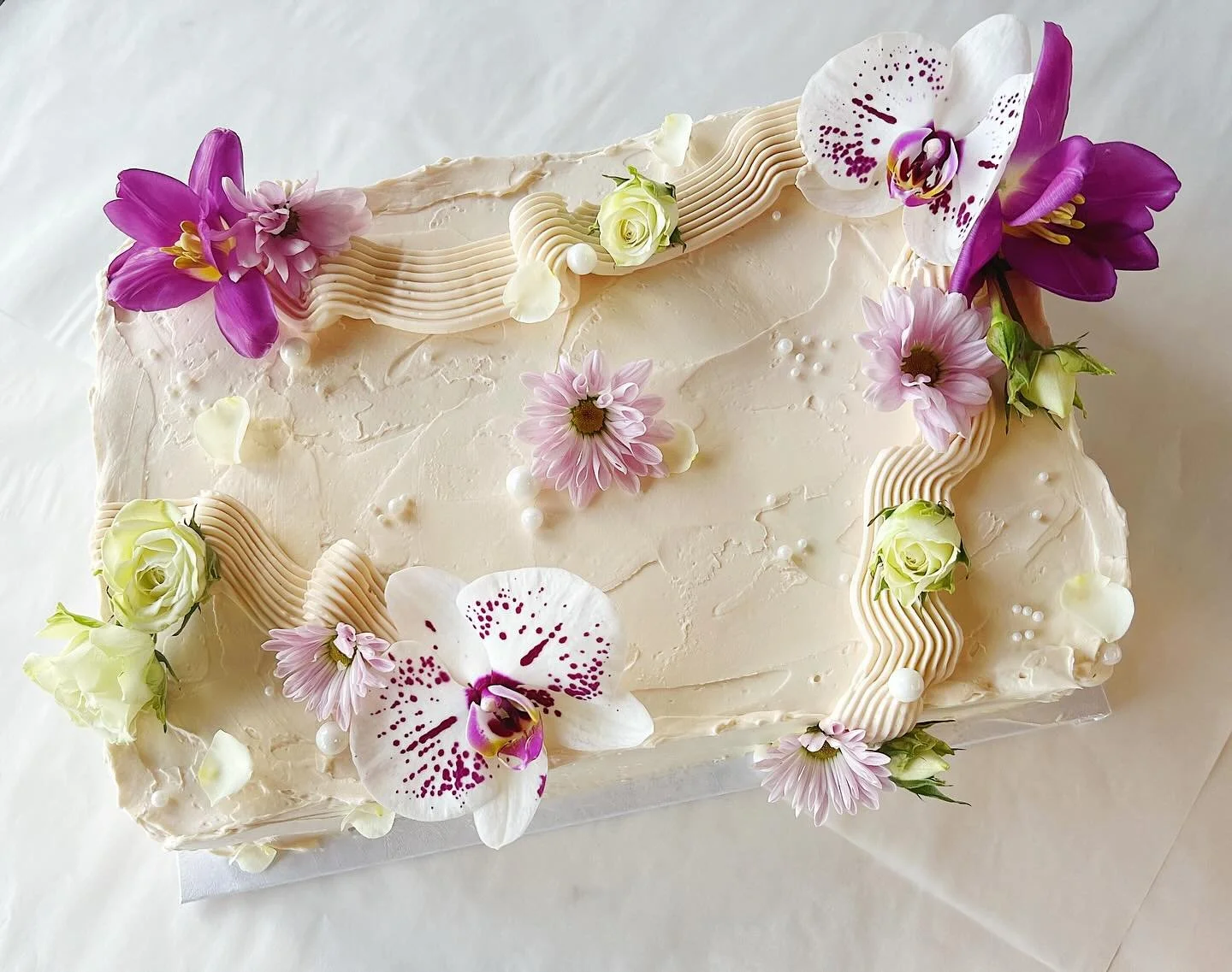 This is your sign to order a floral sheet cake for your next event. 

#maximalistcake