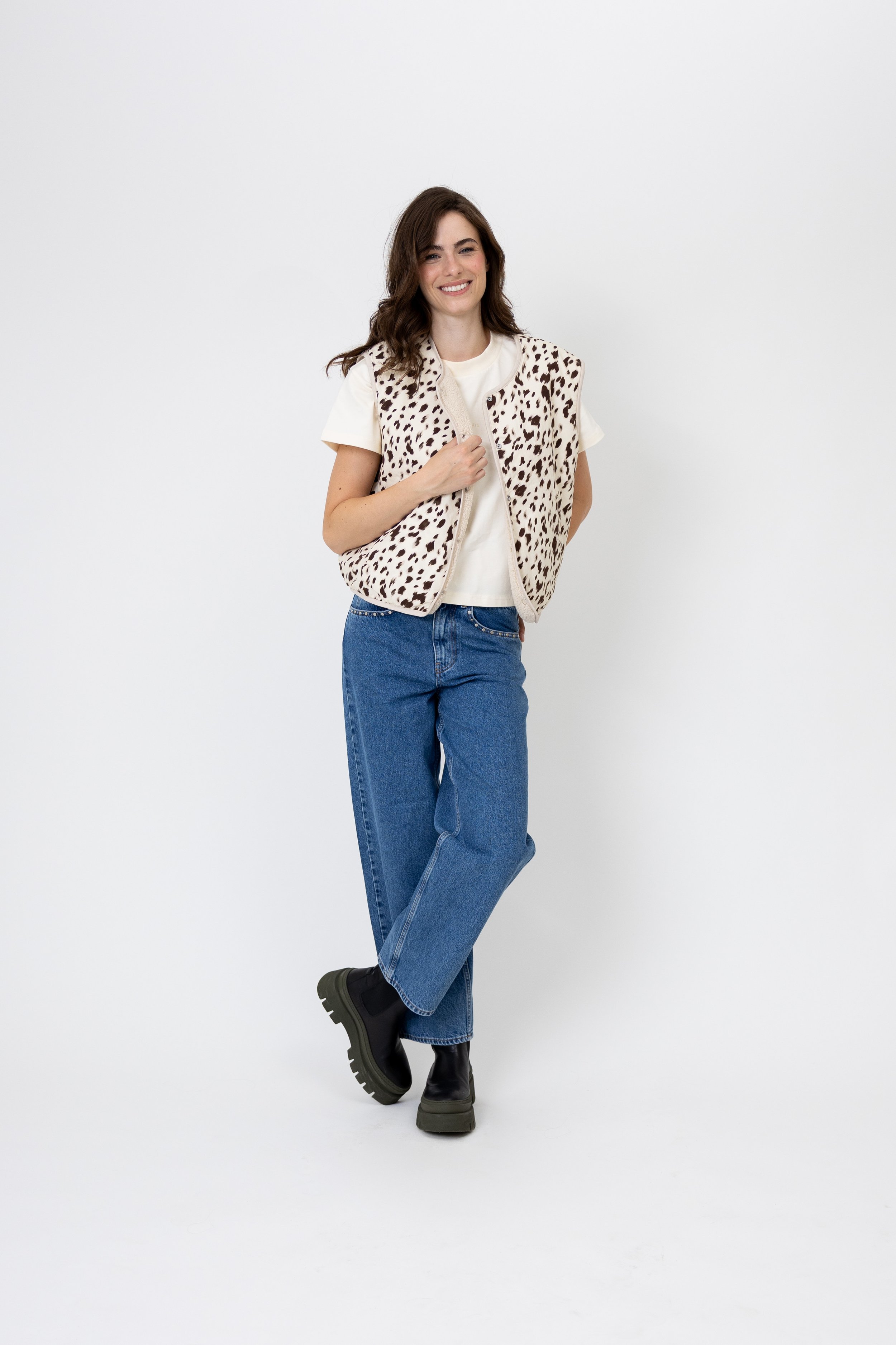 Magnolia Reversible Fleece Vest_Off White_Cow_100671 8067_1074.jpeg