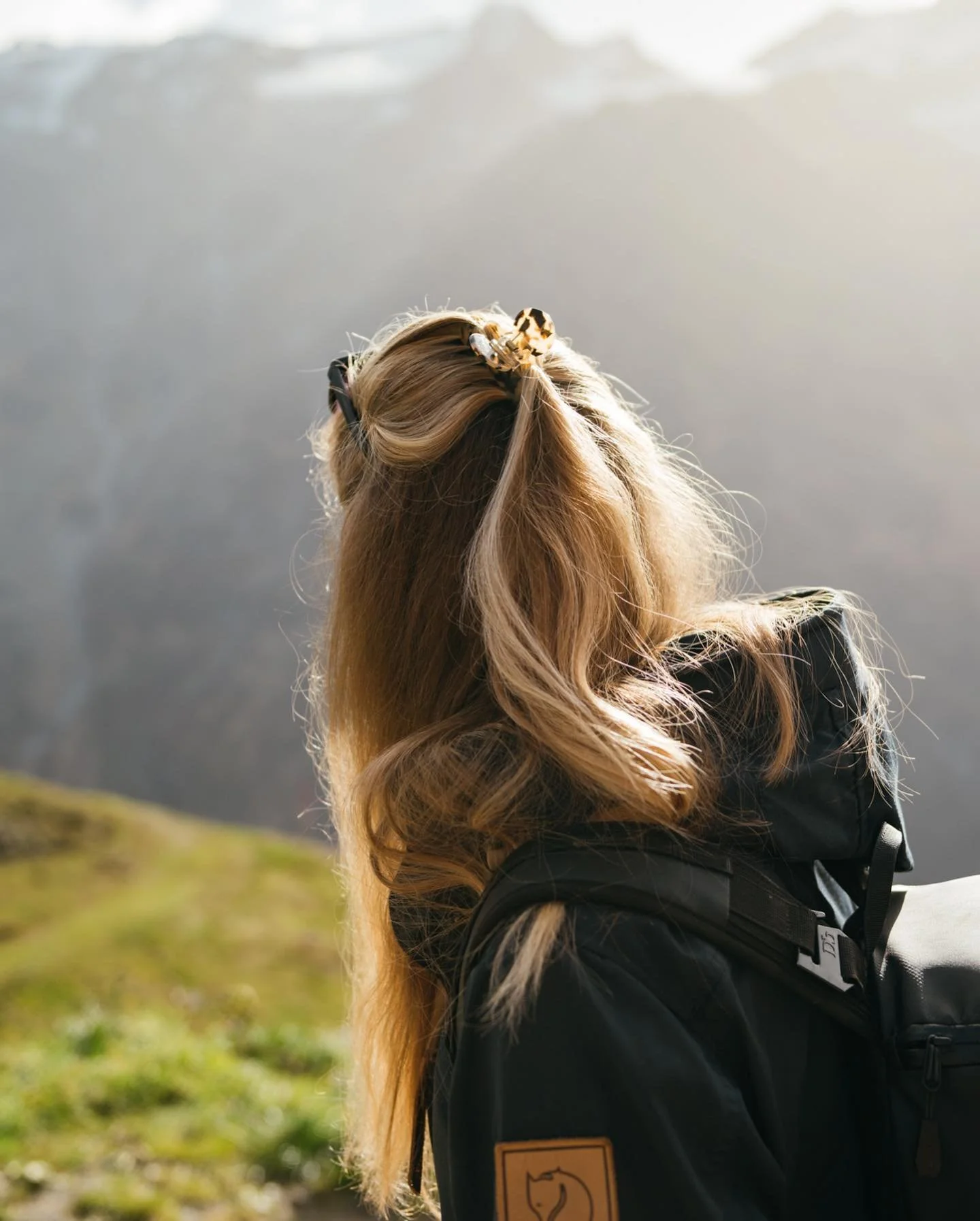 High up in the mountains you only hear the sound of Nature ☀️🌾🪶🏔

📷 by @timkooren from last fall in the beautiful Swiss mountains.

#switzerland #mountains #wanderlust #hikingadventures #fjallraven #engelberg #nature #stayandwander #mountaingirls