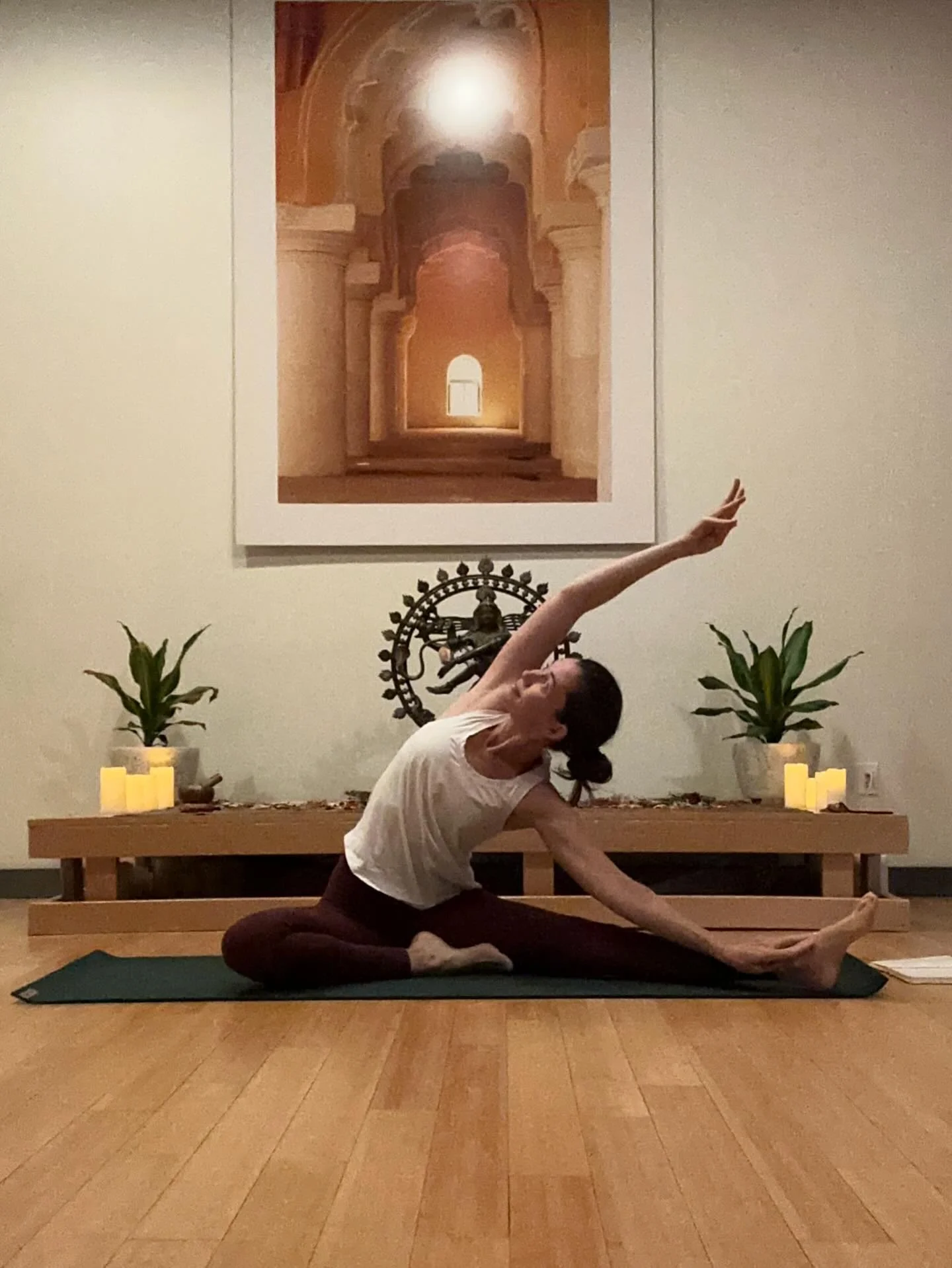 Love moving in this space. Always so serene. 

This week&rsquo;s mantra &ldquo;Lead from the heart.&rdquo;

#yogacommunity #yogamechanicsmontclair #yogamontclair #yogamontclairnj #yogaposes #yogalifestyle #yogamom #yogalife