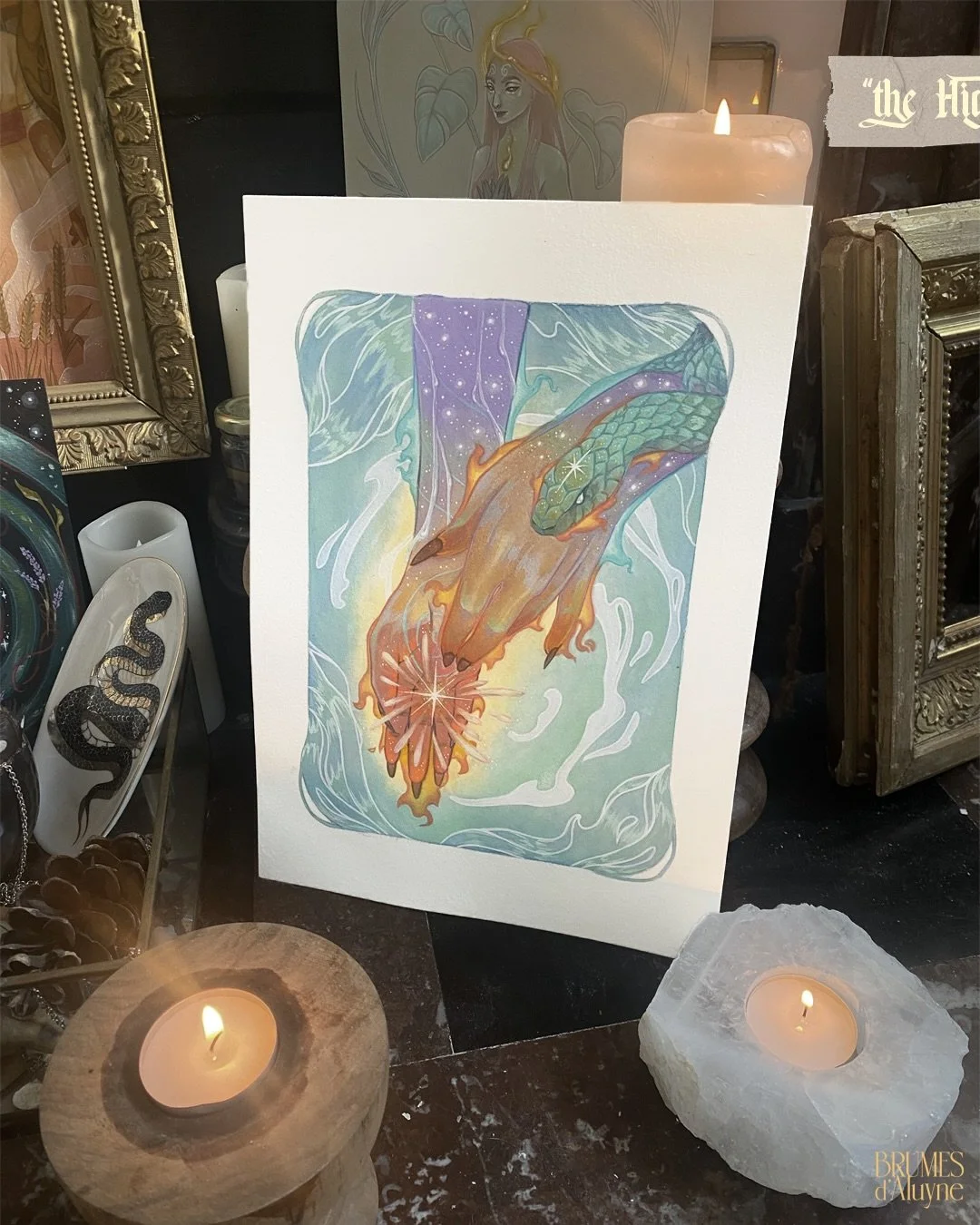 Les mains de lait et de miel qui gu&eacute;rissent et baignent le corps de mille lueurs dansantes, le feu c&eacute;leste comme seconde peau.

Les mains qui forgent les &eacute;toiles d&eacute;pos&eacute;es dans le creux des blanches paumes, l&agrave;