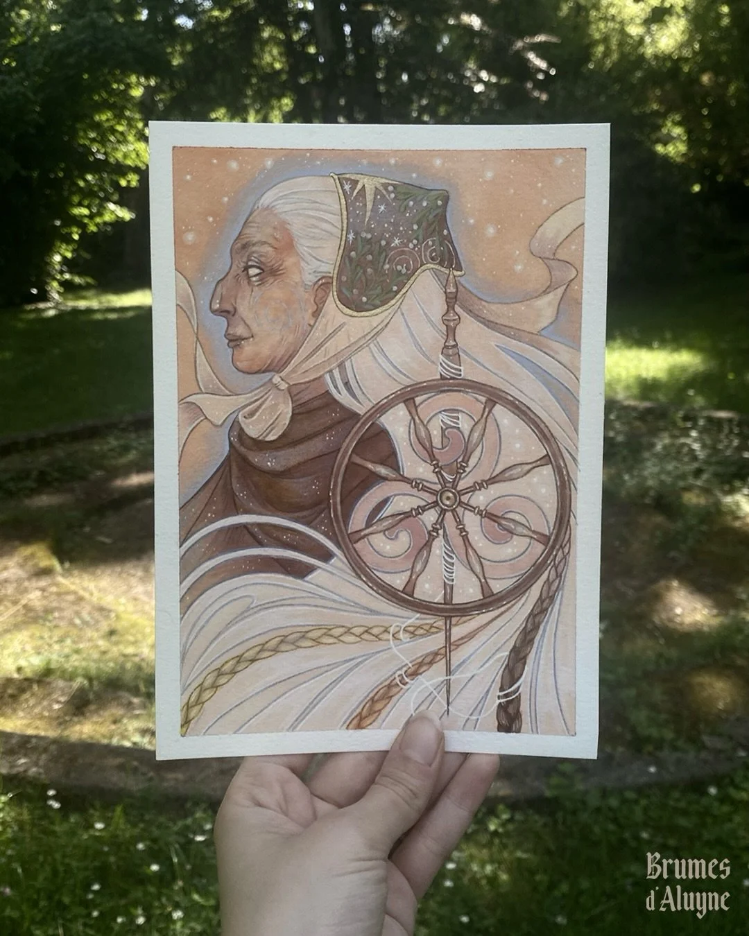 Illustration mensuelle : la fileuse de Mai ! 

Un autre visage de la Tante Arie (ou f&eacute;e Arie, qui a un folklore tr&egrave;s pr&eacute;sent en Franche-Comt&eacute;) - il fait miroir &agrave; l&rsquo;illustration de D&eacute;cembre. 

Cette illu