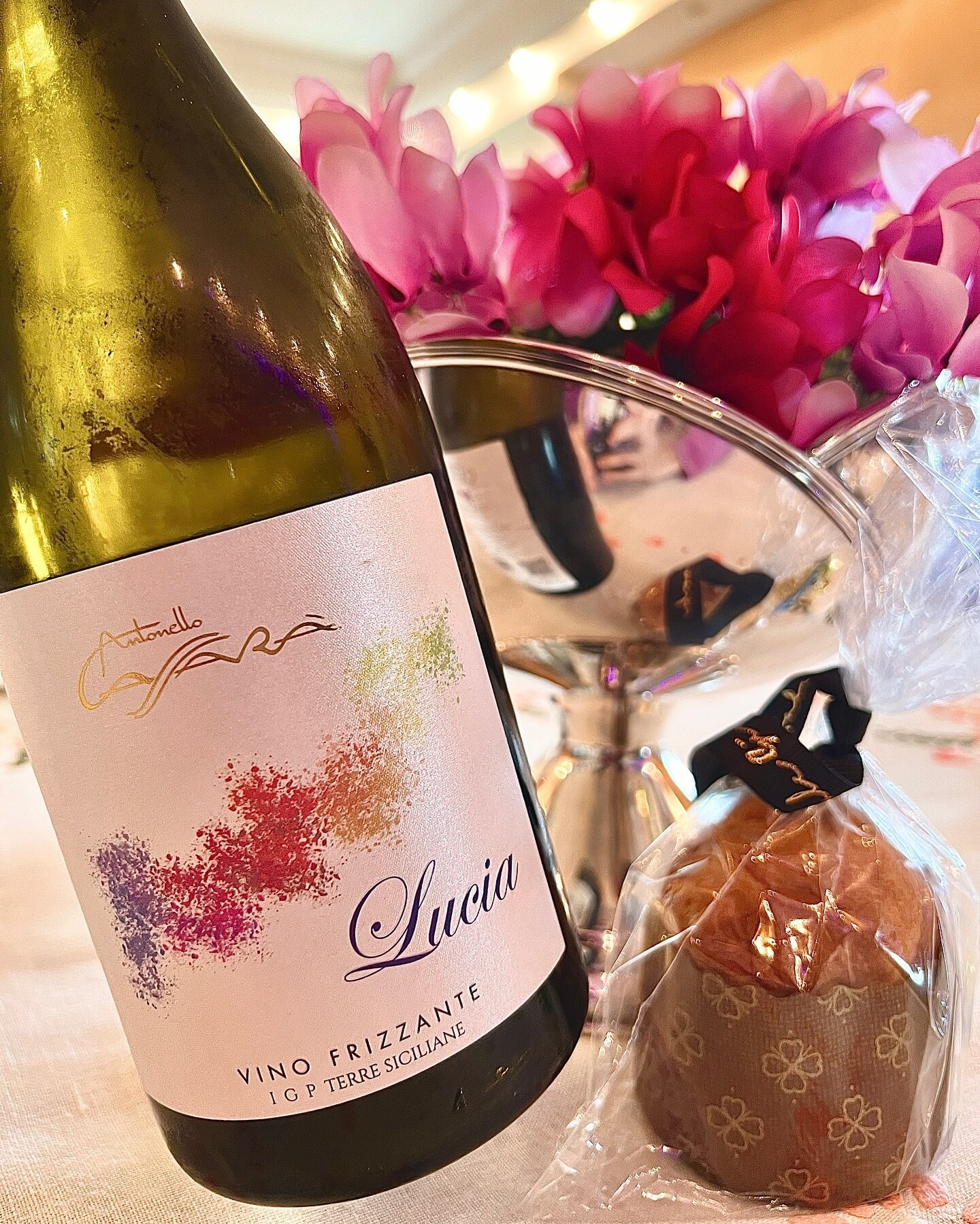 Happy New Year! 🥂2️⃣0️⃣2️⃣4️⃣
Lucia Sparkling Wine, Cyclamens &amp; mini-panettone by @chef_natale_giunta 🪅✨