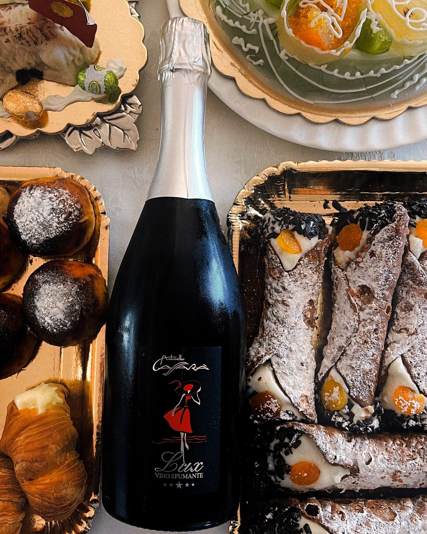 Experience the light, fruity essence of Spumante Lux🥂
Pair it with traditional Sicilian treats like cannoli filled with ricotta and cassata siciliana adorned with candied fruits. A charming duo✨