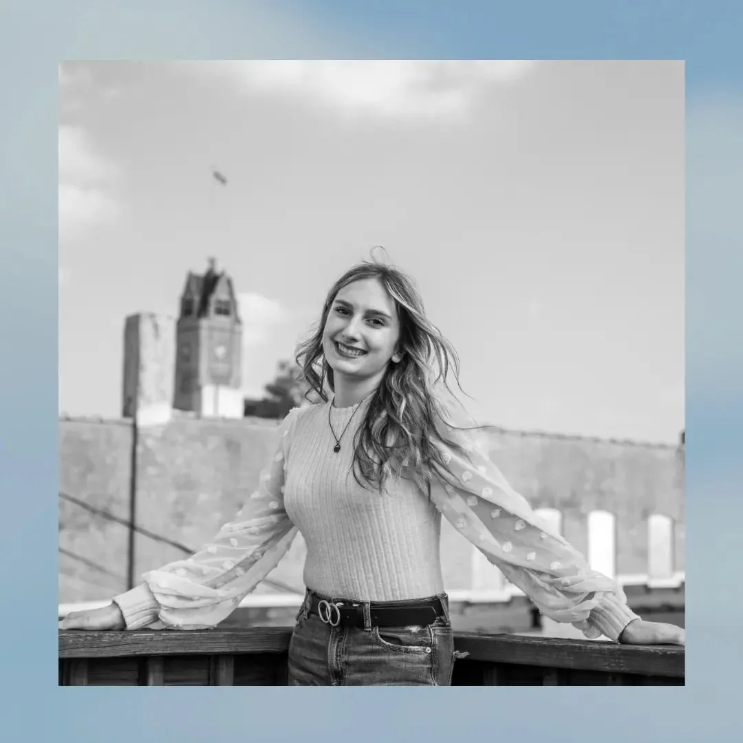 Another #seniorsunday with @allieschultz_! We did an extra quick photoshoot not too long ago and embraced the small town charm in Rensselaer.

Thanks @embers_station for letting us come by during Allie's day off to let us use your beautiful space!

2