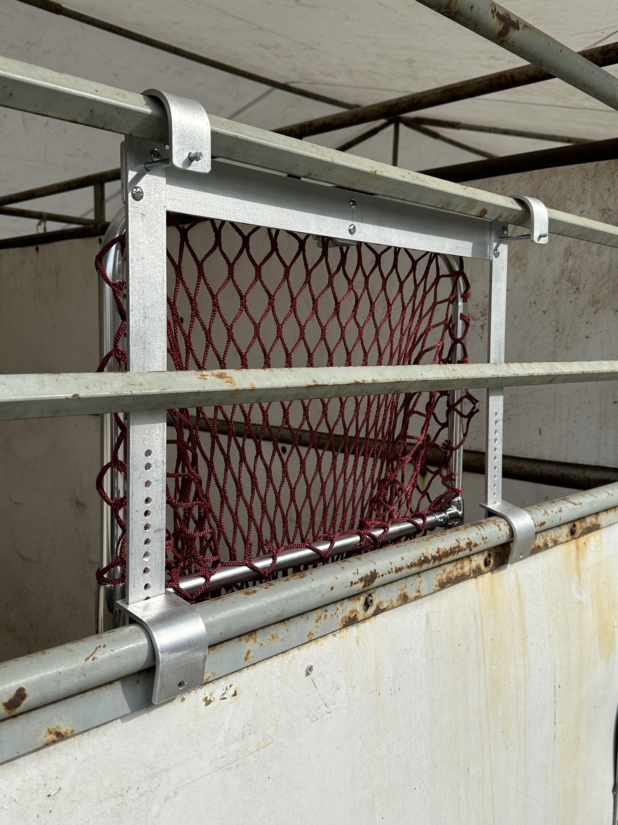 HayPal-Portable-Drop-Down-Feeder-on-portable-stall-looking-in-from-outside2.jpg