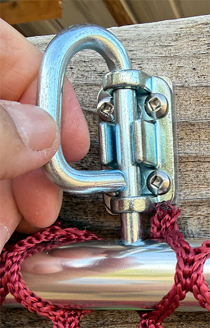 latch-inserted-into-top-rail-universal-feeder.png