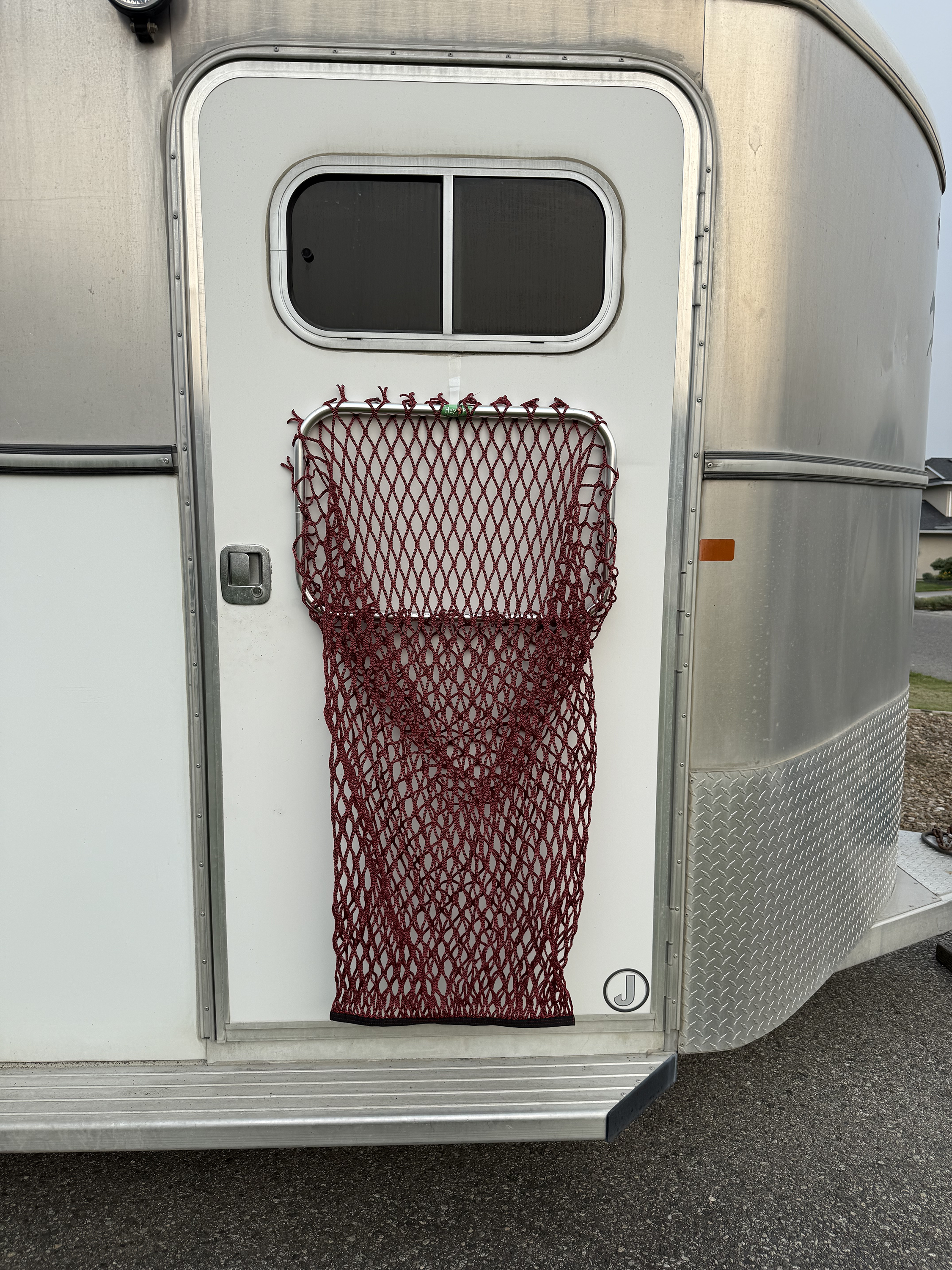 HayPal-flat-bottom-net-Universal-Slow-Feeder-wall-mount-showing-the-size-on-a-horse-trailer.png