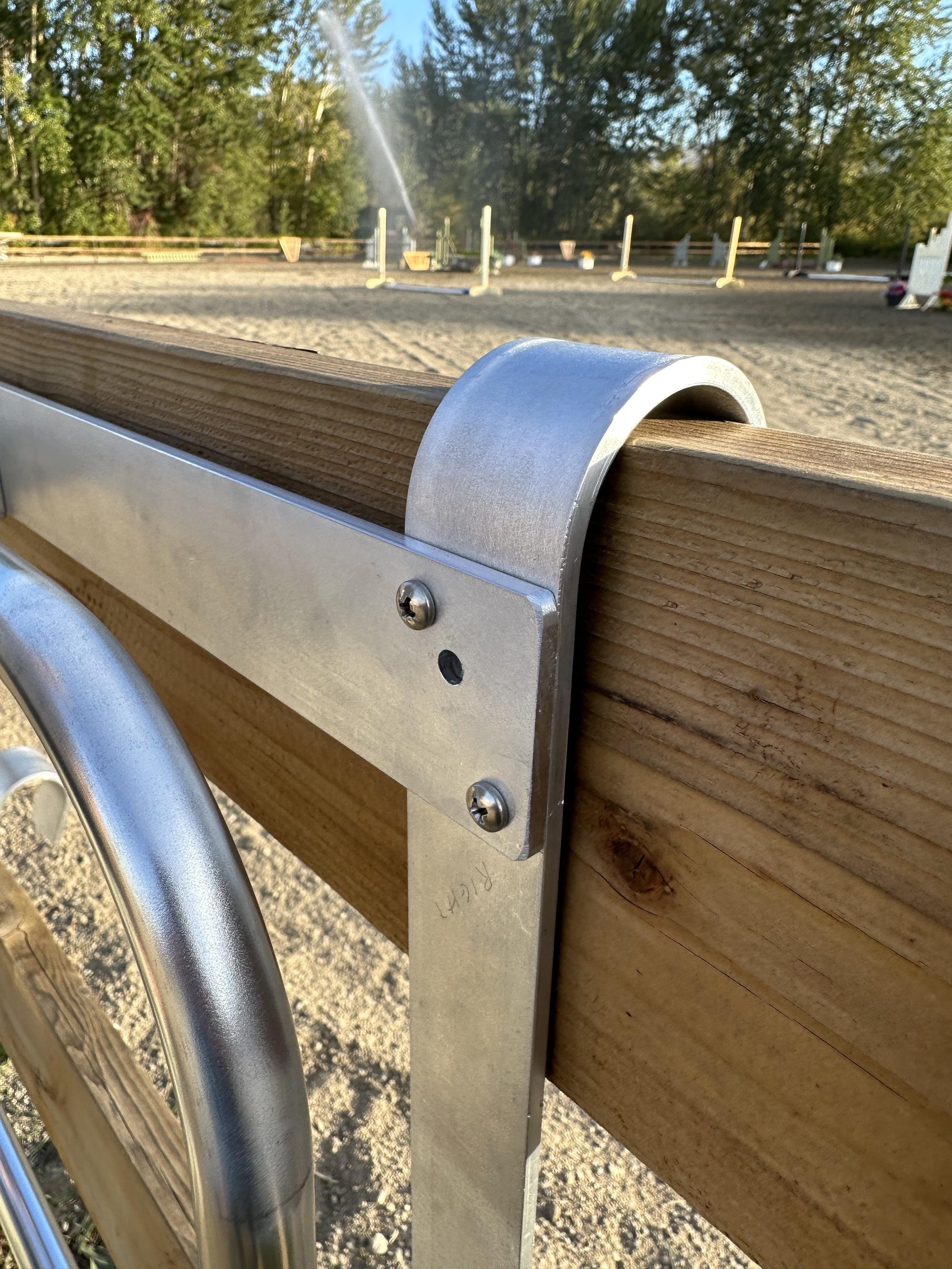 HayPal-Portable-Drop-Down-Feeder-hook-close-upjpg.jpg