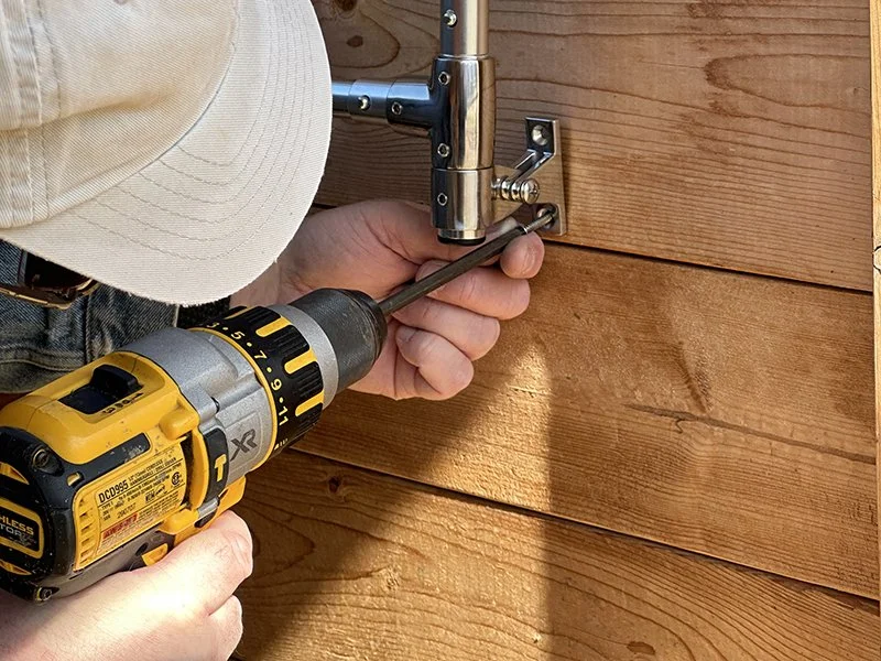 drop-down-feeder-installing-bottom-hinge-screw-right.jpg