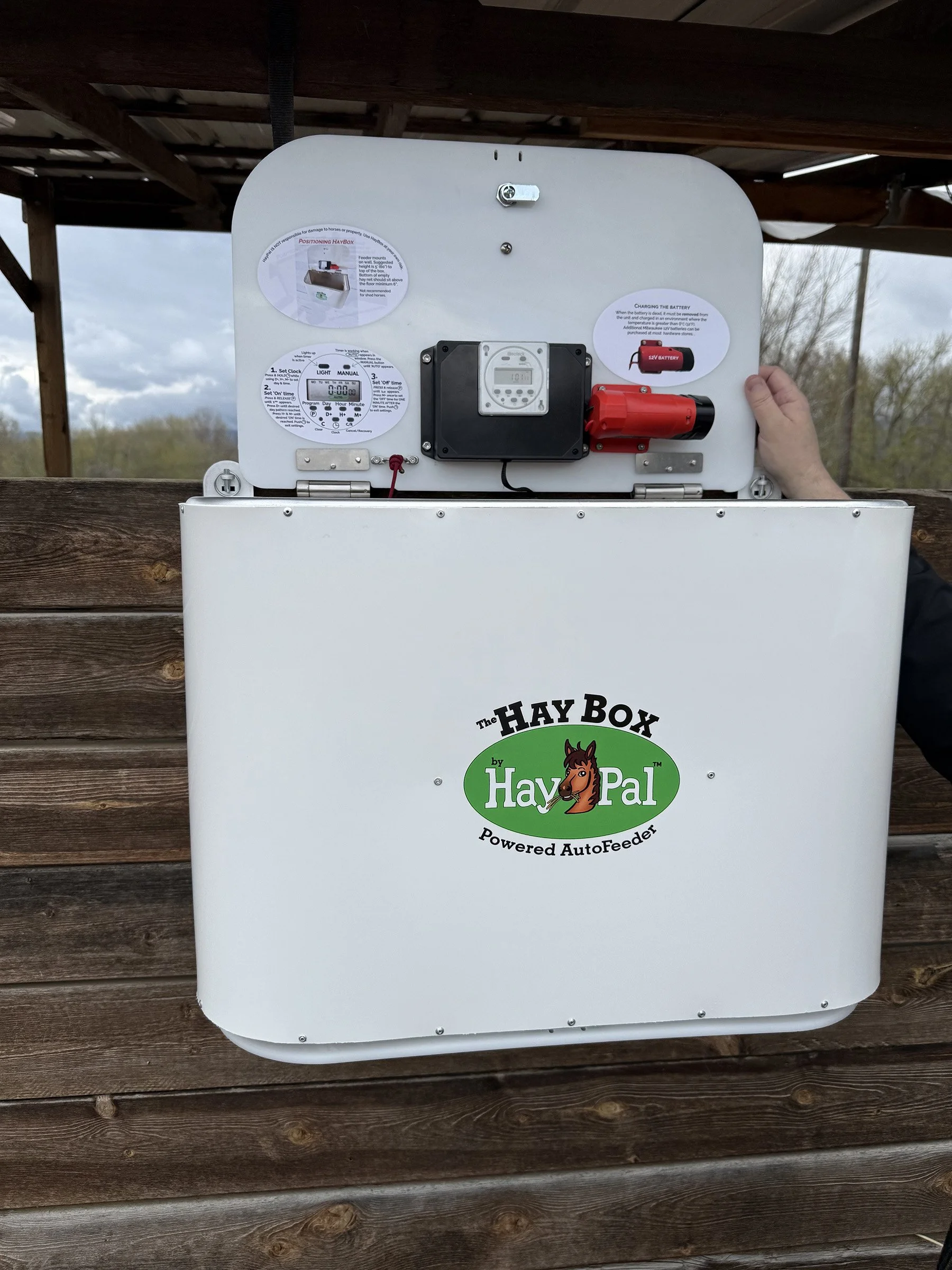 HayBox-battery-powered-auto-feeder-by-HayPal-inside-cover-battery-and-timer.jpg