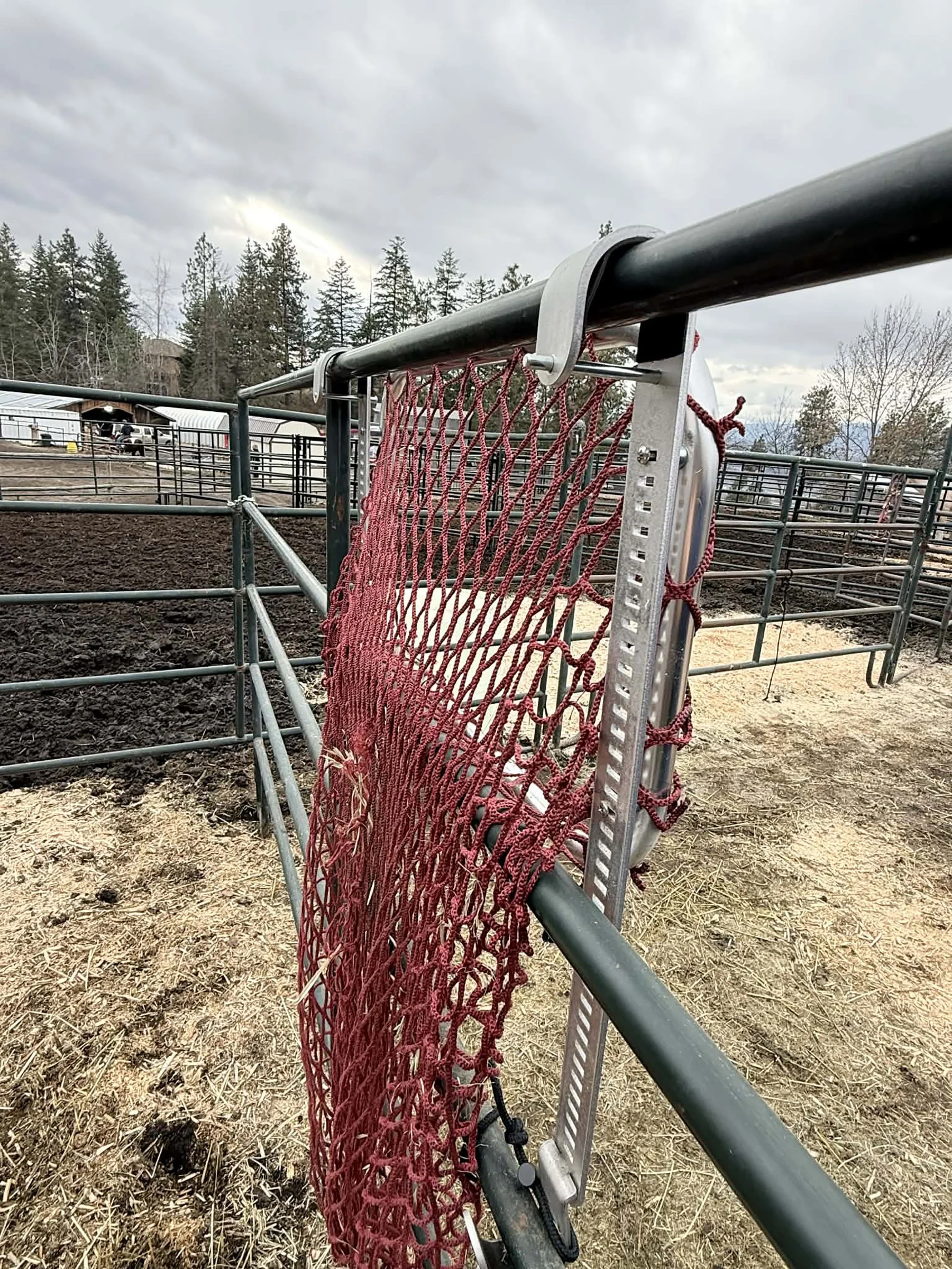 HayPal-portable-fence-feeder-metal-panel-fence-horse-side.jpg