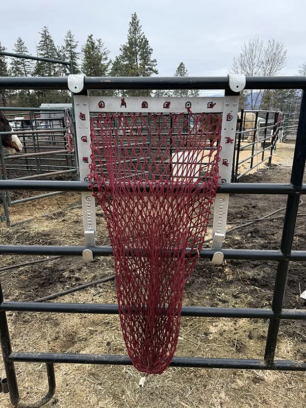 back-side-of-portable-fence-feeder-by-HayPal.jpeg