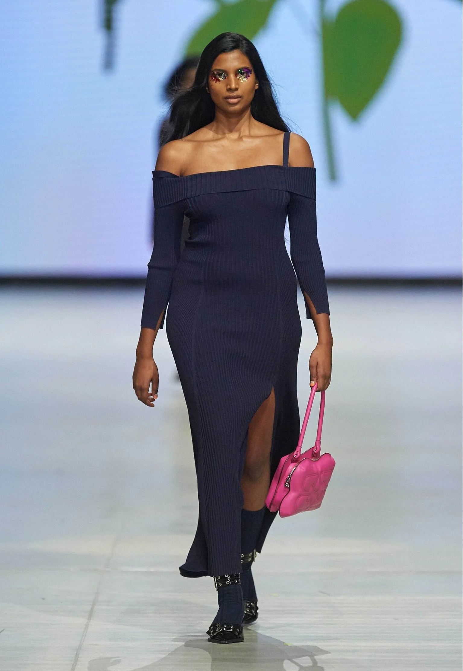 RUNWAY_COM_V2_23.jpg