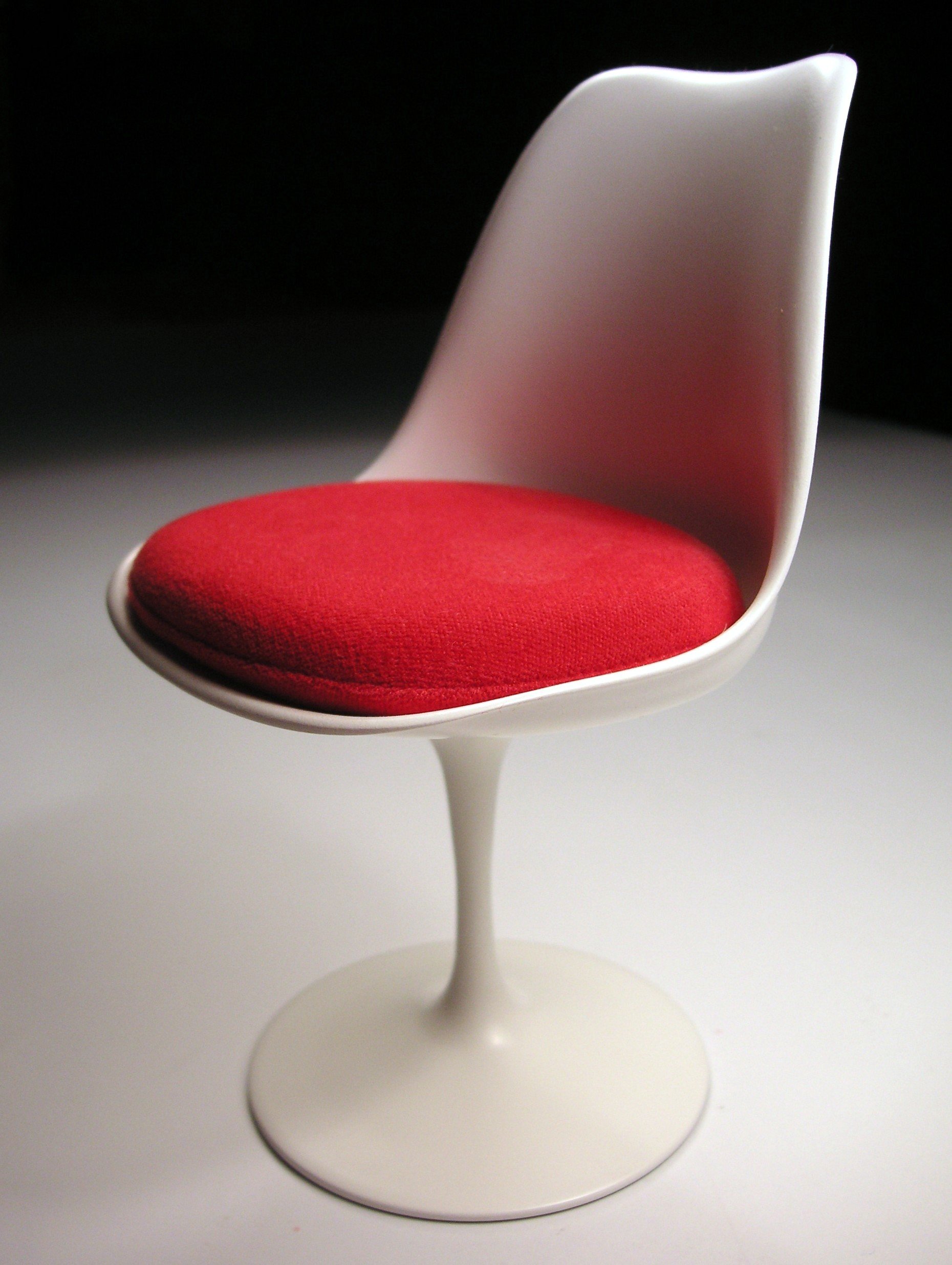 Tulip chair designed by Eero Saarinen, 1955–56