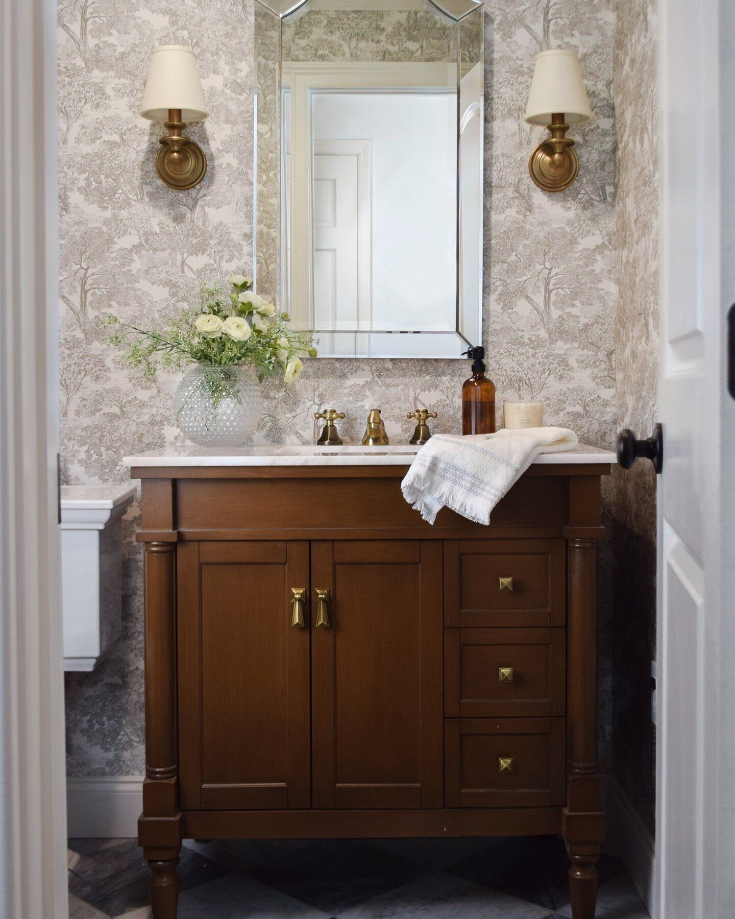 It's week 4 of the ORC! We're halfway there! Don't forget to catch up on all the projects via the link in our bio. Amazing things are happening!⁣
This stunning powder bath is by @lifeonmurphylane from the fall '22 ORC. The original powder bath was da