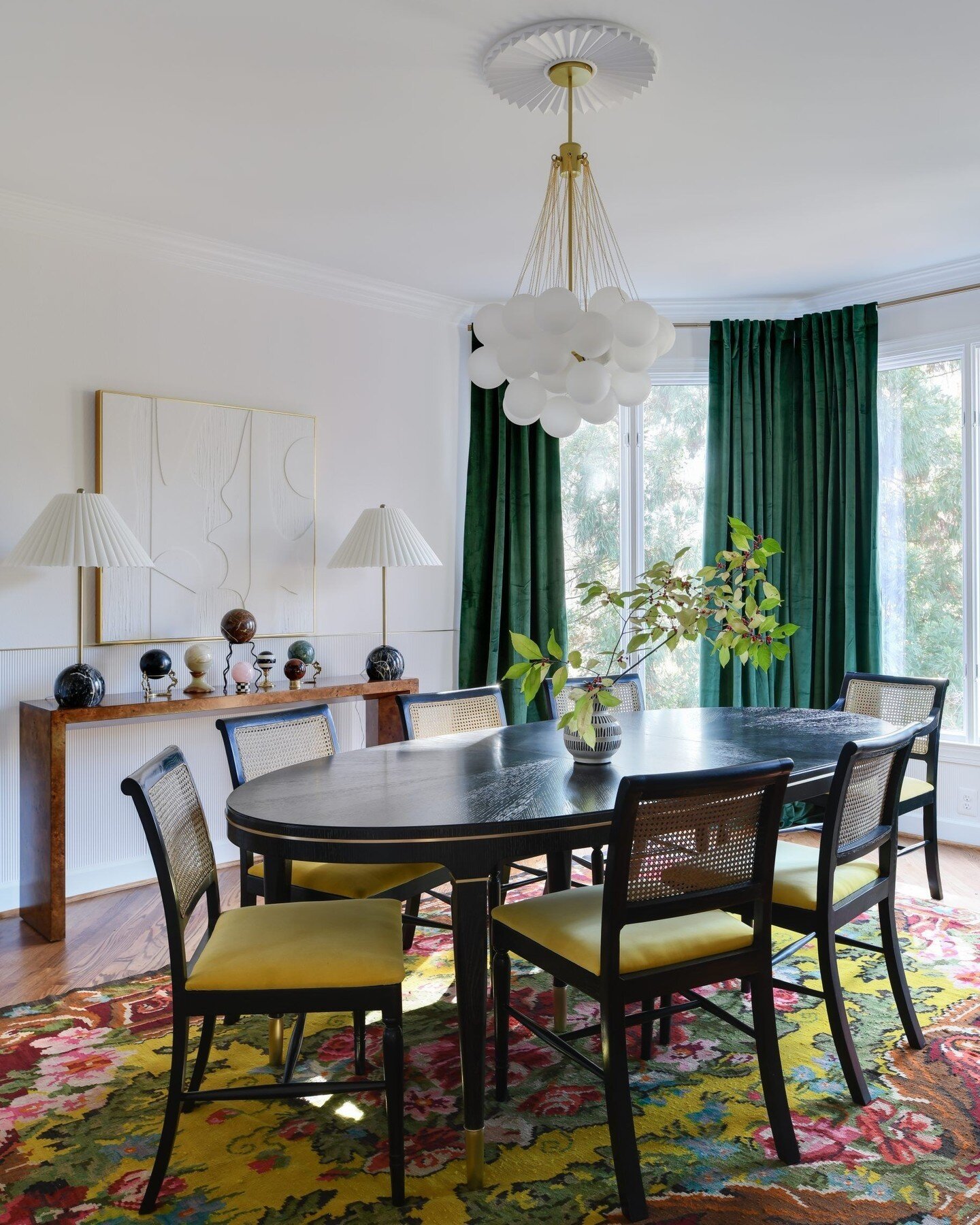 It's week 6! 🤩 Help us cheer on our wonderful participants as they approach the finish line-- a link to their updates is in our bio.⁣
This stunning dining room is by @blueleopard_interiors from the fall '22 ORC. We are obsessed with how colorful and