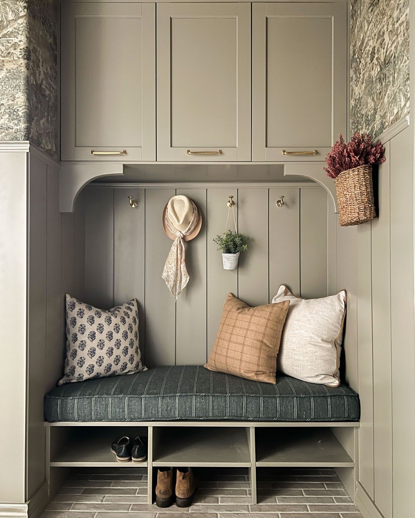 Can you believe we've made it to week 7? We can NOT wait for reveals next week!! All the participants are crushing it &mdash; catch up on their progress and cheer them on via the link in our bio.⁣
This absolutely lovely mudroom is by @erinzubotdesign