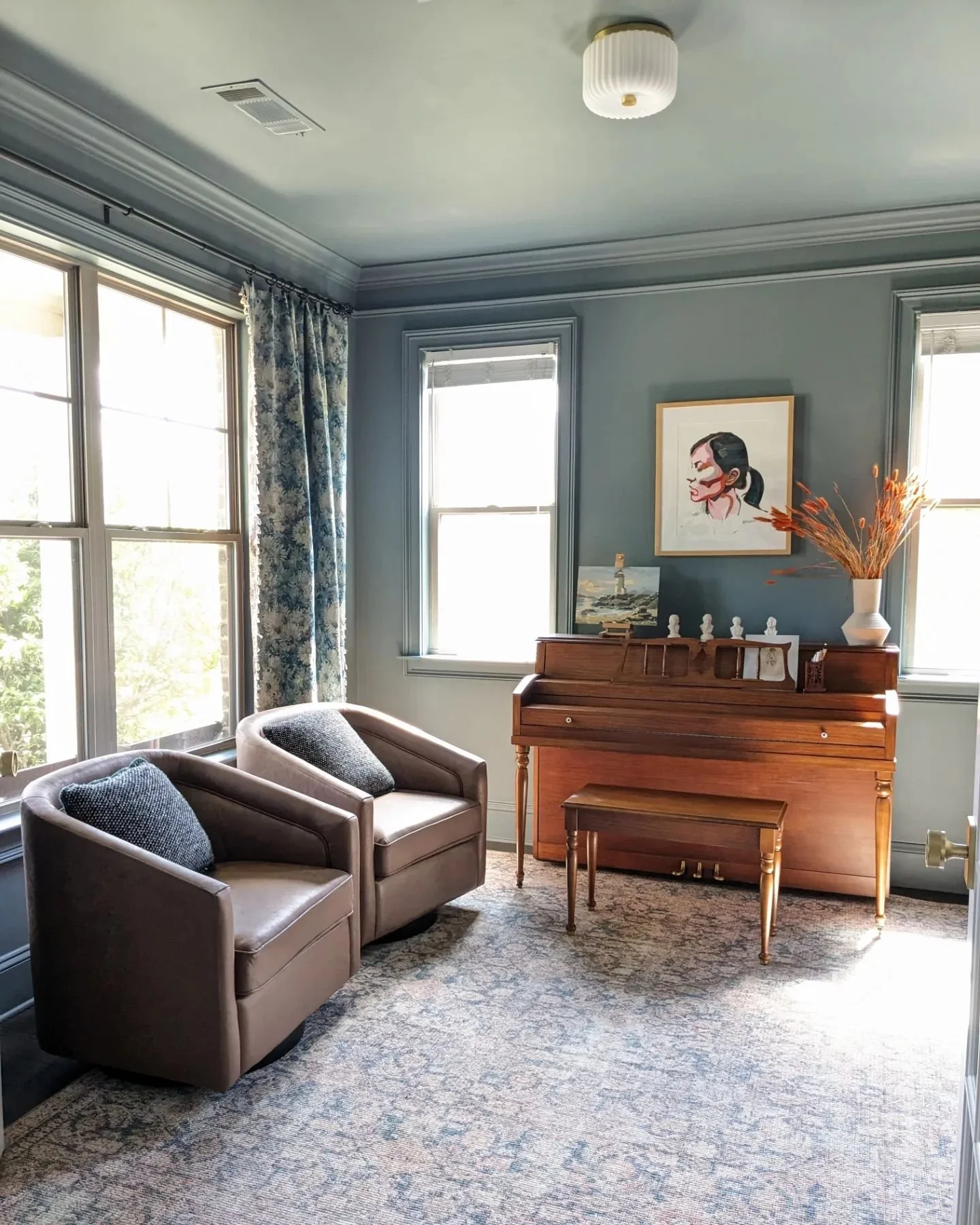 athomewithxin-color-drenched-cozy-charming-blue-music-room-2.jpg