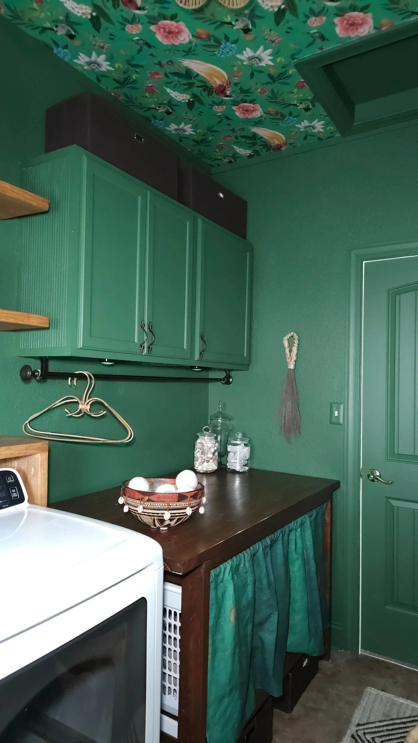 mochagirlplace-vibrant-green-laundry-room-after-5.jpg