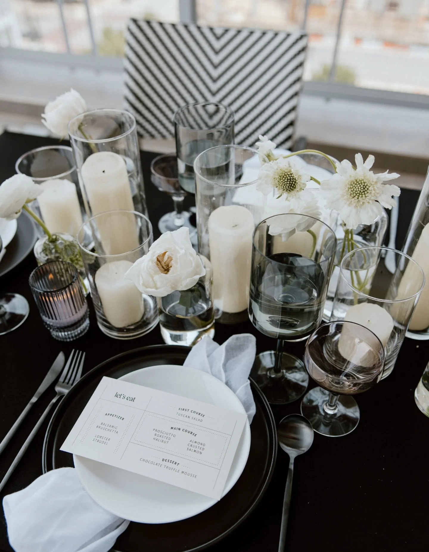 This shoot was 3 years ago (how?!?) and I still loveeee this black and white table !!

Photo: @madison.shewmaker 
Florals: @liliesandcoflorals 
Menus: @eastrosestudio 
Design: @confettiandvow 
Styled shoot hosts: @mikaylacphotos + @madison.shewmaker