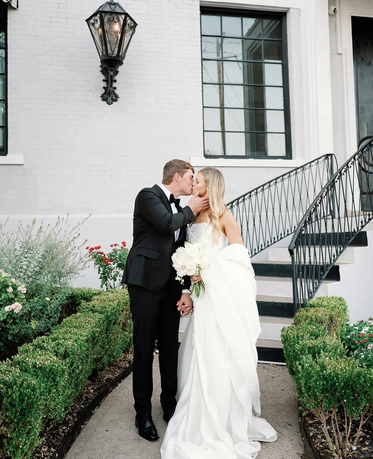 Just loving love over here 🖤

Venue: @themasondallas 
Day of coordination: @confettiandvow 
Photographer: @molliegoodspeedphoto 
Florals: @bissettblooms 
Bride: @cassidy_hillman