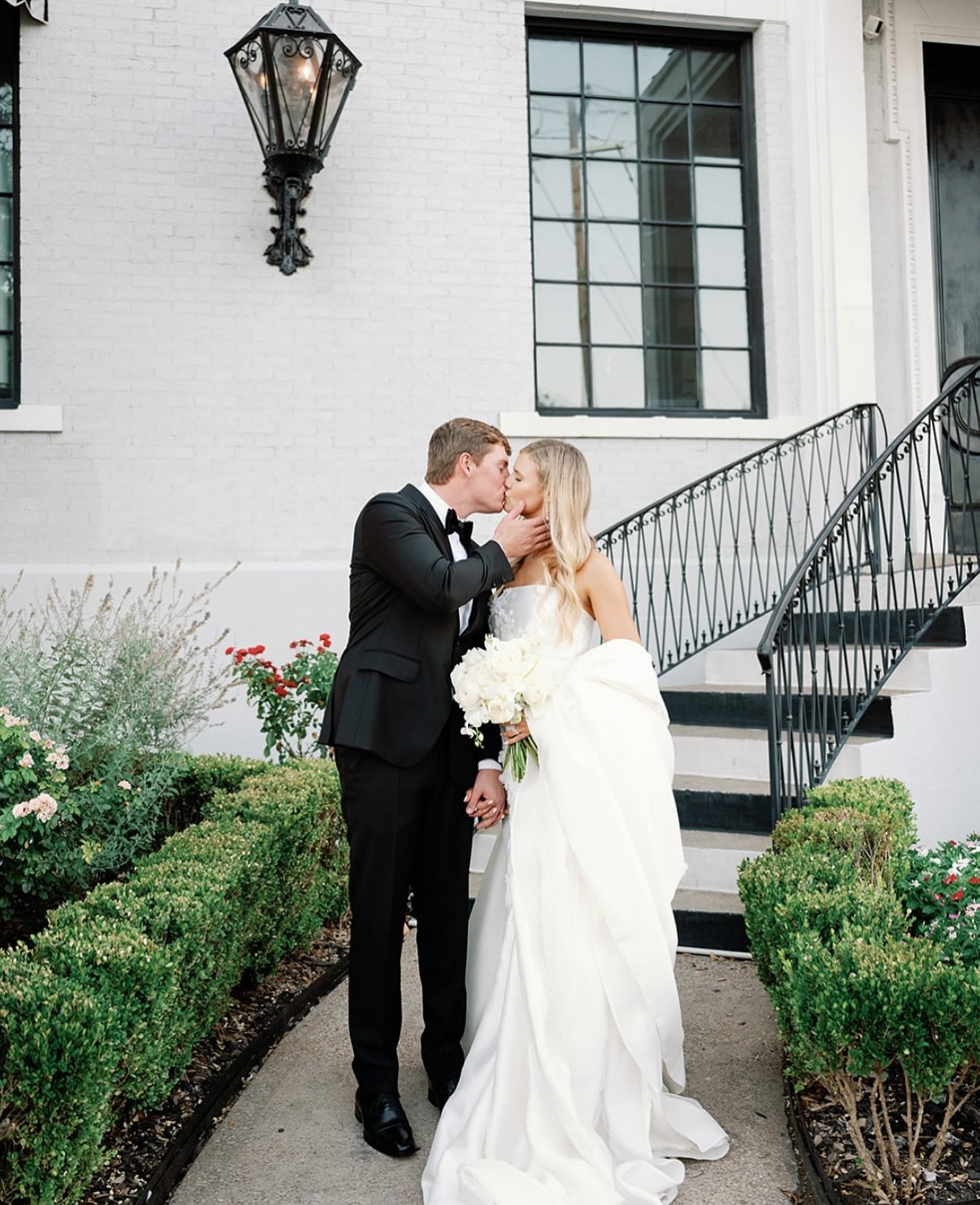 Just loving love over here 🖤

Venue: @themasondallas 
Day of coordination: @confettiandvow 
Photographer: @molliegoodspeedphoto 
Florals: @bissettblooms 
Bride: @cassidy_hillman