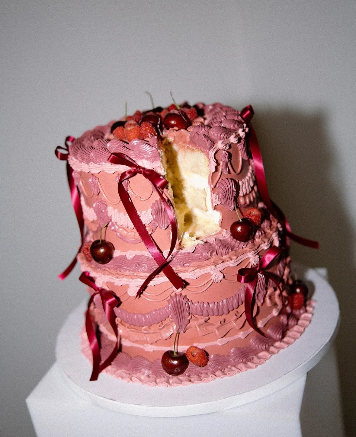 this cake!!! these blooms!!! 

Venue: @emersonvenue 
Photography: @laurenleighwhicker 
Videography: @torisphotoco 
Florals: @bothbloomstudio 
Bakery: @titas.us 
Paper goods: @mintedweddings 
Dress: @aandbe_bridalshop 
Shoes: @sam_edelman 
DJ: @djcars