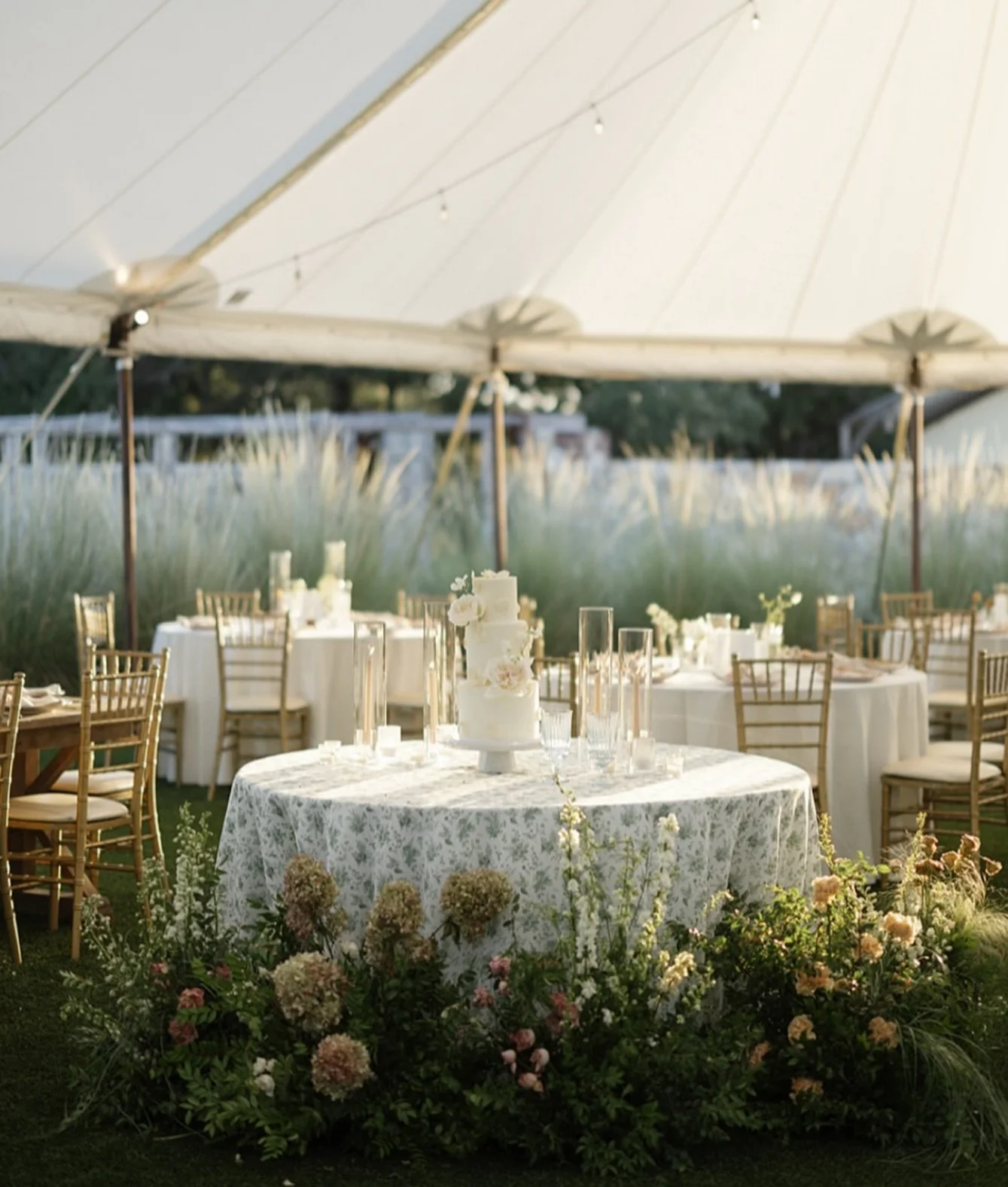Giving this gorgeous cake the moment it deserves 

Venue: @windemerefarmweddings 
Planning: @confettiandvow 
Photography: @katielizphotos_ @lexichasemedia @torisphotoco 
Florals: @liliesandcoflorals 
Rentals: @premiereeventstx 
Catering: @mandolasita