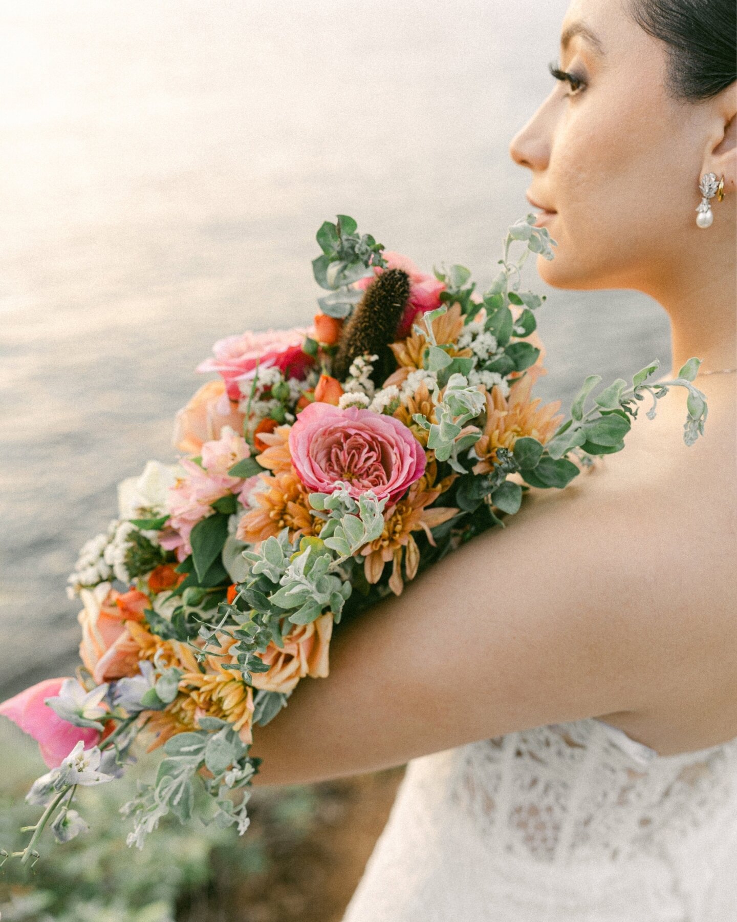 Bouquet.

Dress: @casadenoviasary
Make up: @lolitabeautystudiomx
Flowers: @detallesenespinas @detallesenespinas.lineafloral
Model: @sofiavalencia.o