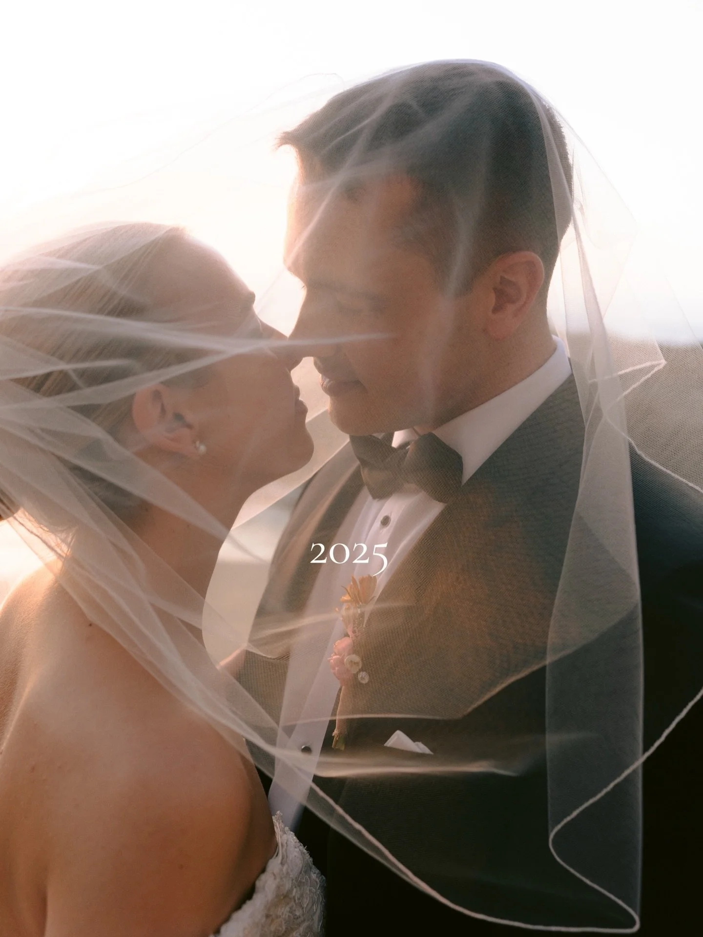 2025 nos regal&oacute; historias aut&eacute;nticas, conexiones reales y momentos irrepetibles.
Gracias a cada pareja, colaborador y a nuestra comunidad por confiar en nuestra visi&oacute;n.
Cerramos este a&ntilde;o con gratitud y miramos hacia 2026, 