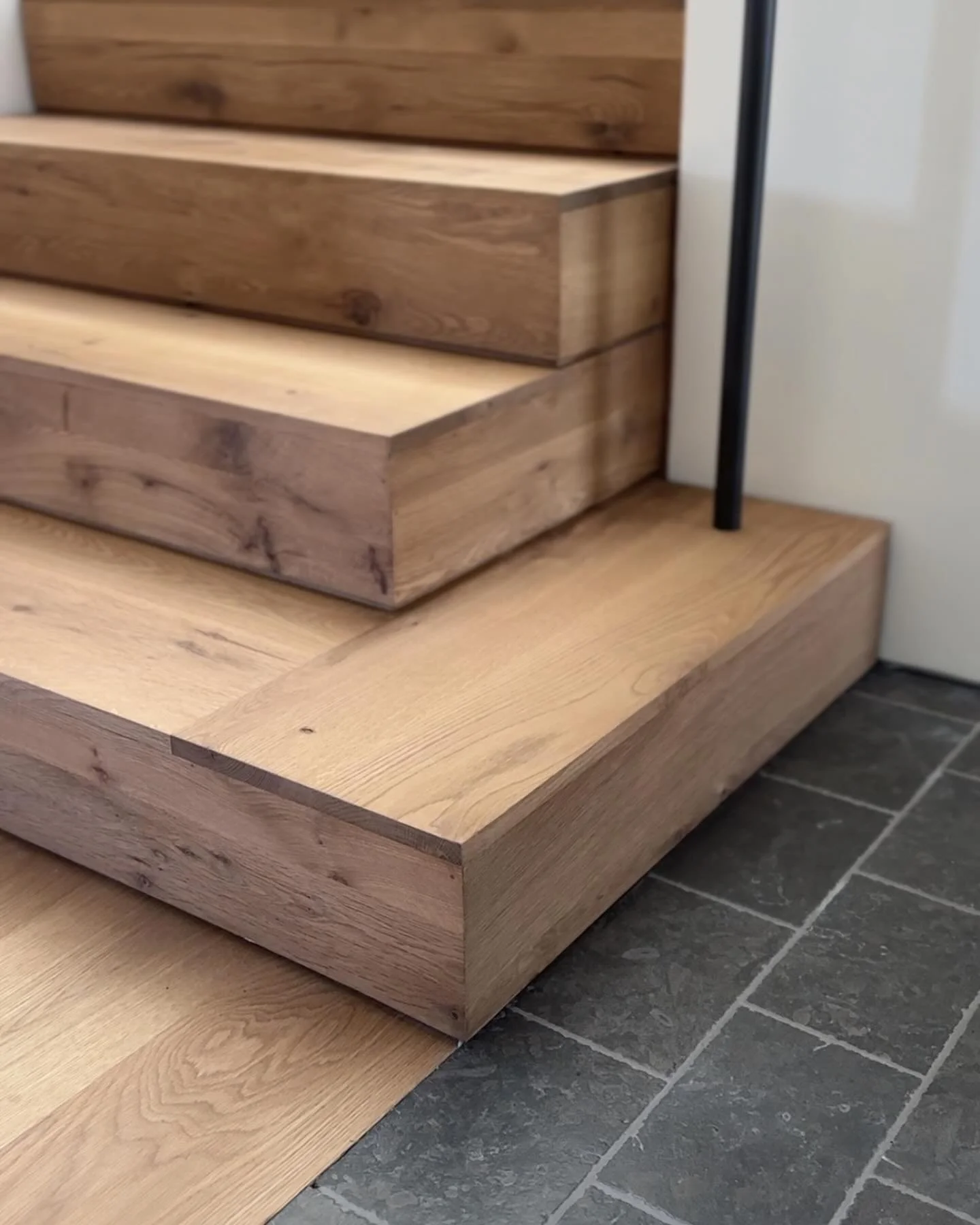 Crafting effortless simplicity takes teamwork! At least six trades came together to bring this minimalist stair detail to life.

@hacindesign 
@kistlerknappbuilders 
@eco_floor_sanding
#ghvcarpentry
@lafaucitile
@modernmetalsolutions
@reggiespainting