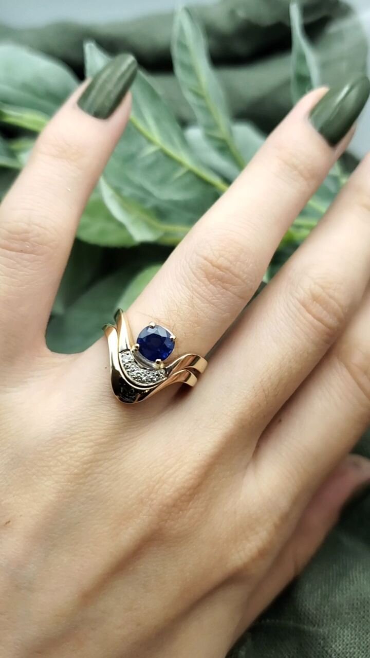 A client came in with this beautiful sapphire engagement ring and asked me to design a wedding for it. She asked if it was I to make the wedding band reversible after seeing the designs of the 2 possible orientations. I thought this was a genius idea