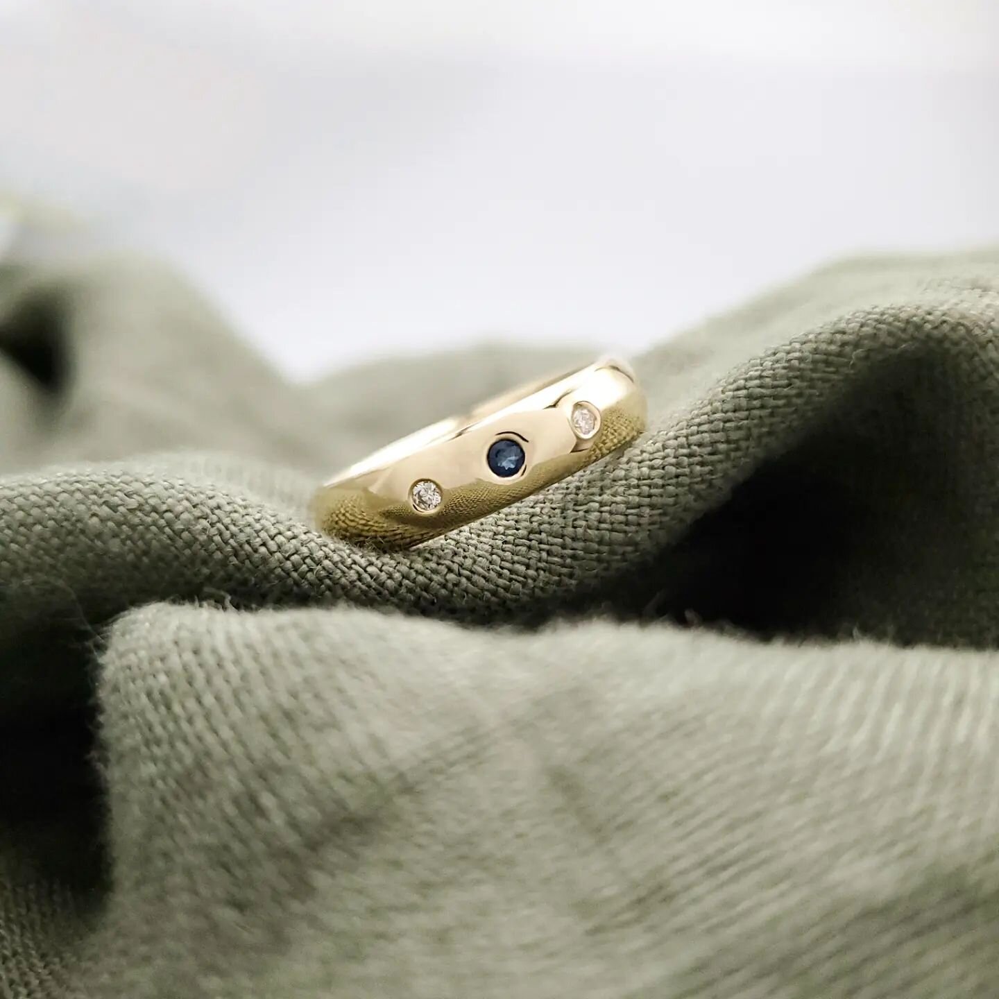Meet the matching men's wedding band! This 18k yellow gold band is set with a sapphire that matches the engagement ring perfectly, and is accompanied by 2 brilliant cut diamonds.
.
I love when my male clients ask for gemstones in their jewellery! Th