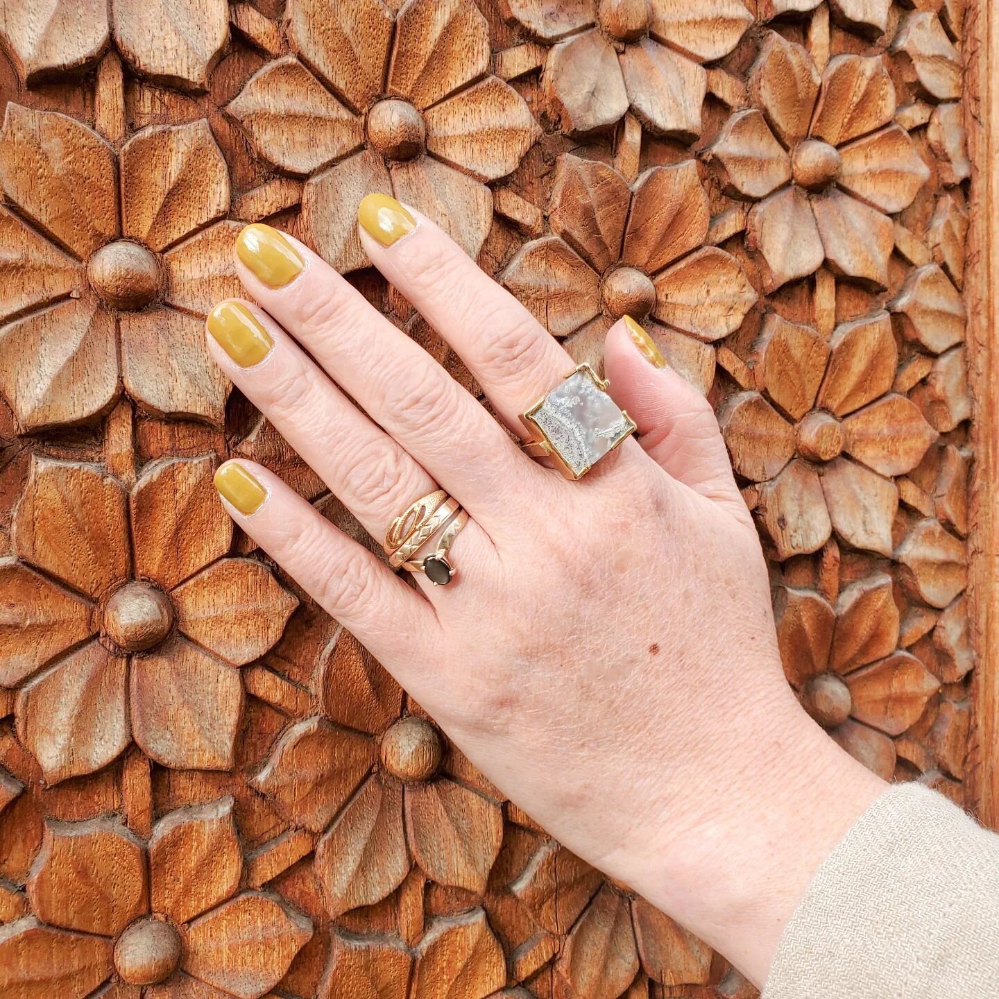 I am in love with this photo! 🌸 I took an opportunity during a trip last weekend to take a photo of my mum's jewellery with this gorgeous floral door we saw as a backdrop.
.
Featured here is the Garden Quartz ring I made for on the far right. If yo