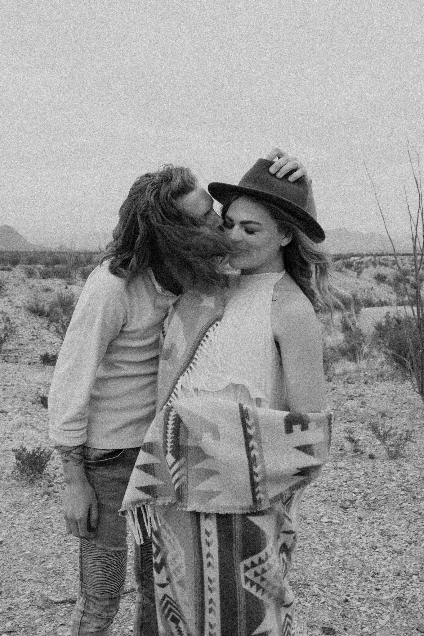 Kaylie-Sirek-Photography-Desert-Engagement-Willow-House-17.jpg