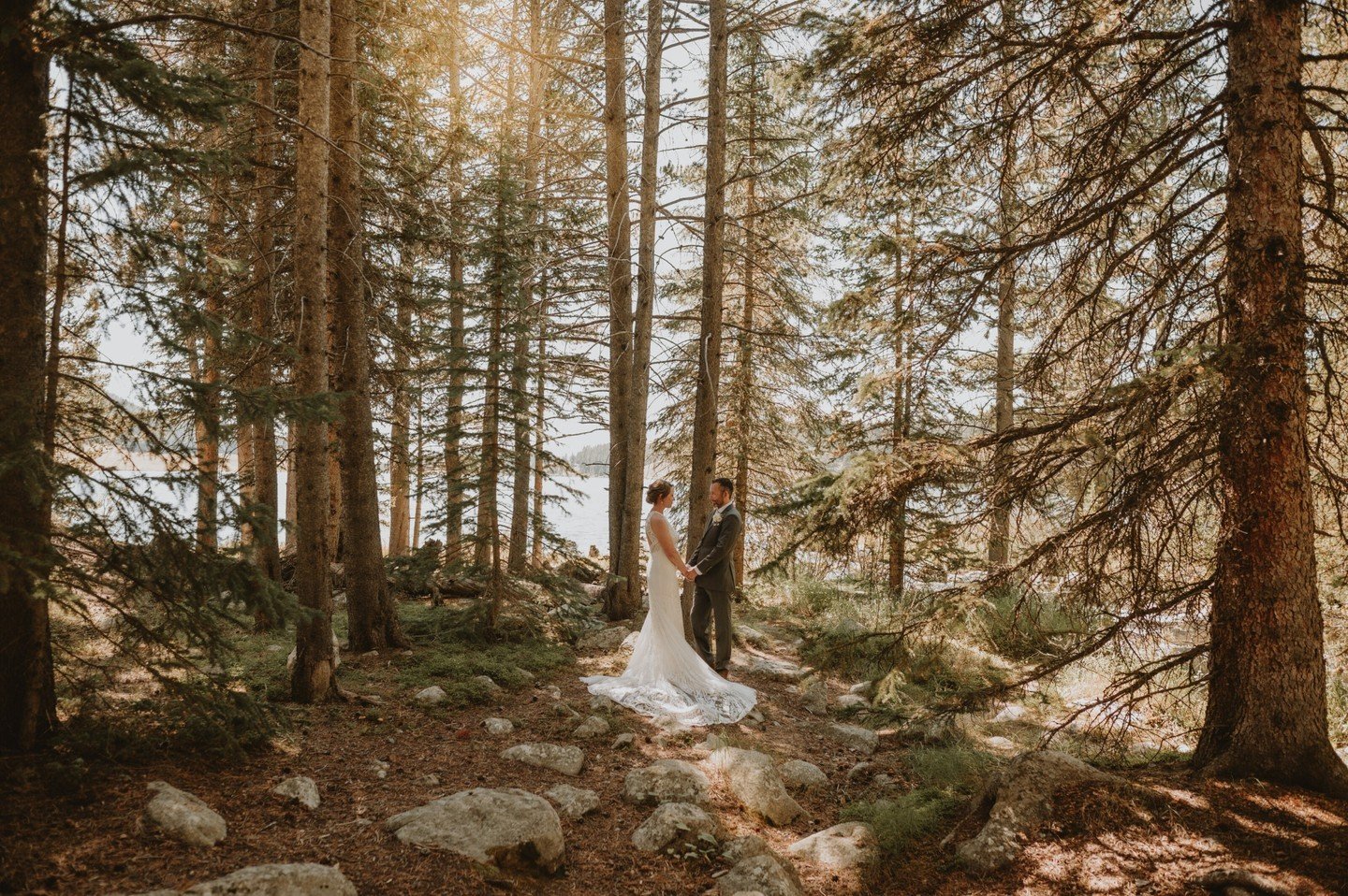 I love working with couples who feel connected and at home in nature. Whenever I get an inquiry that says something like &quot;we love to be outside, exploring&quot; I know we're going to get along! 🤝