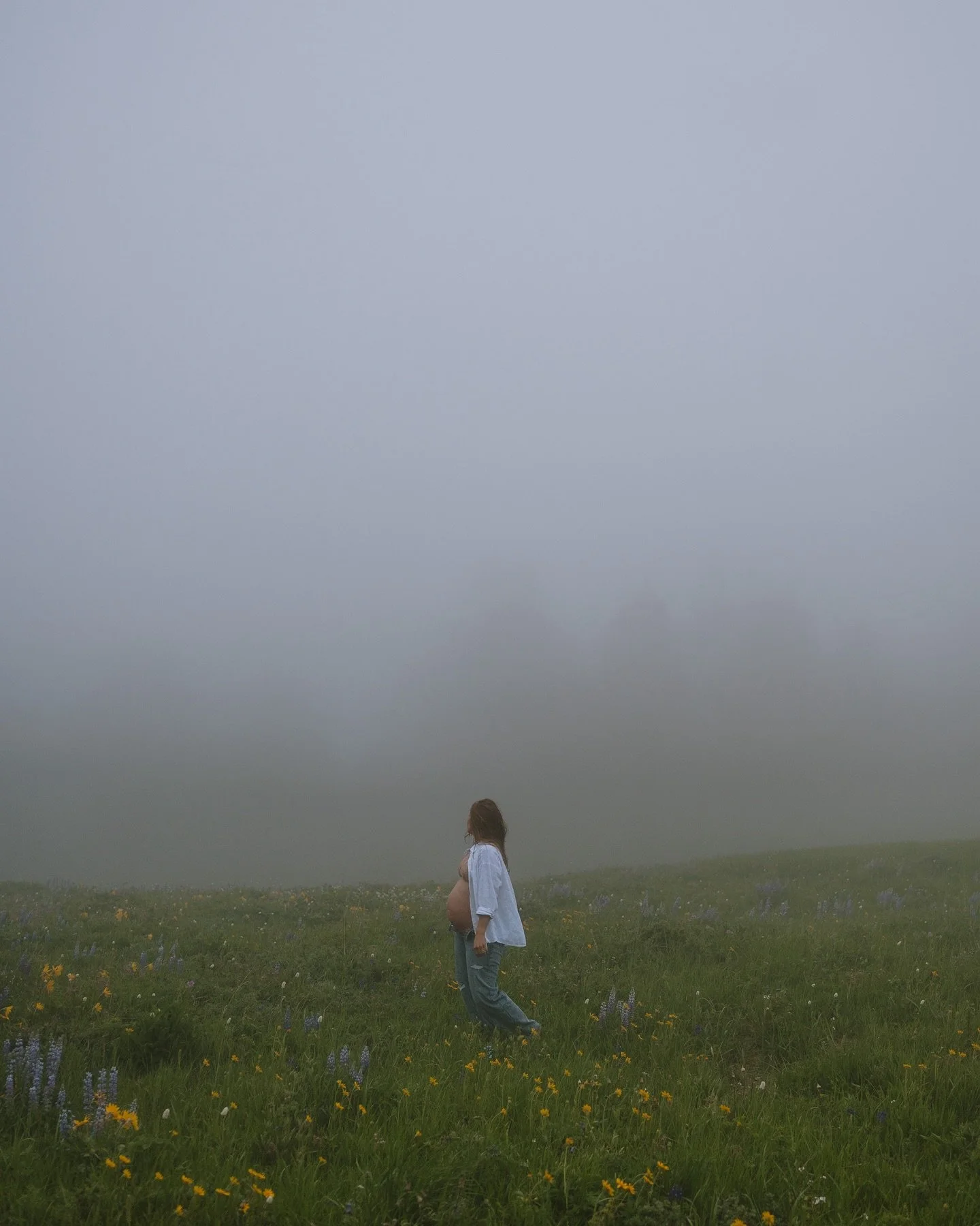 We decided to go for it and see if the rain would pass us by before this session was supposed to start&hellip; it did not 😅 the fog rolled in FAST and it soon started to rain, but it made for such a moody vibe 🙌 on the drive home, a double rainbow 