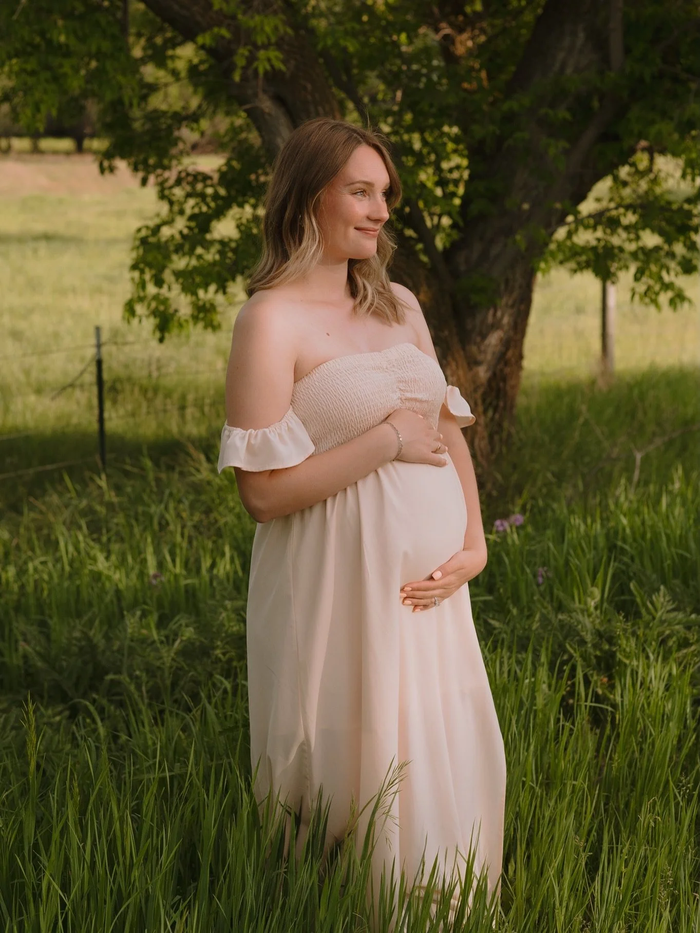 I&rsquo;ve been filling my last couple months of shooting before baby comes with other families and maternity sessions and have loved getting to connect with other expecting moms and moms with littles - it&rsquo;s been such a joy! 🤍 

After June I&r