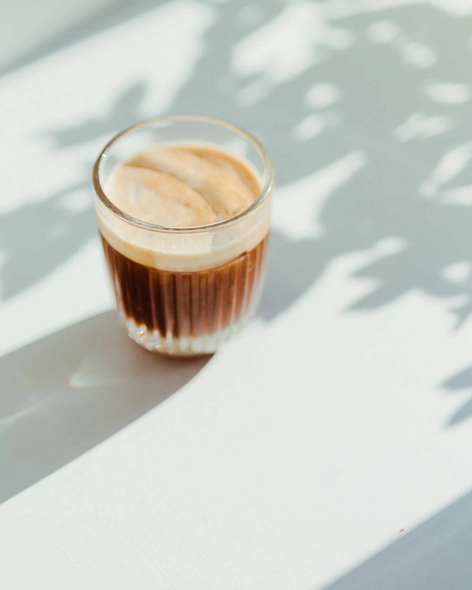 Erikoiskahvi siivilöityvässä auringonvalossa.