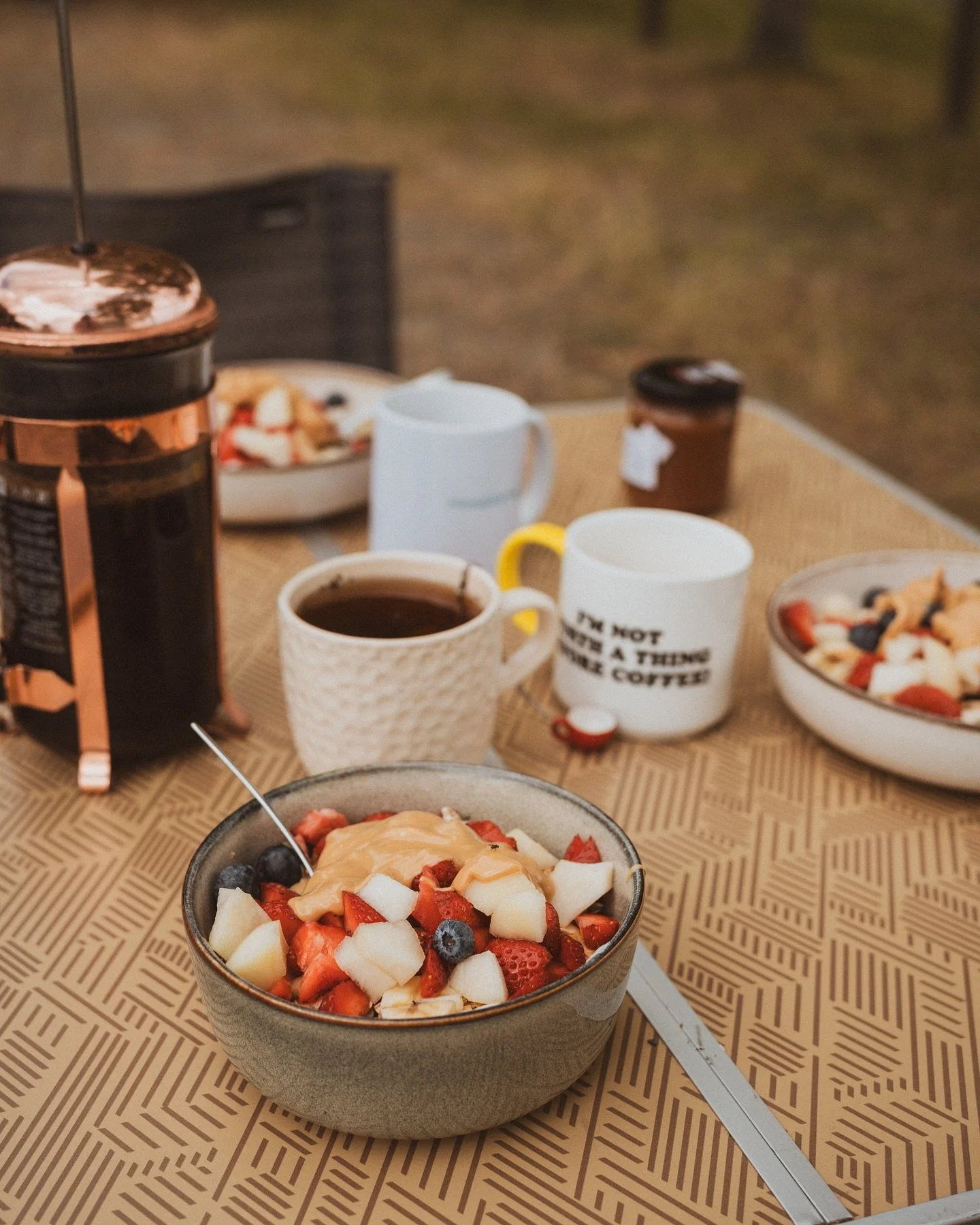 Tag tes potes de petit-d&eacute;j ! 🥣😋 
Les petit-d&eacute;j&rsquo; nomades avec les copains qu&rsquo;il pleuve, qu&rsquo;il vente ou qu&rsquo;il fasse grand soleil, &ccedil;a vaut plus que tous les h&ocirc;tels 5 &eacute;toiles du monde 🤩. 

Souv