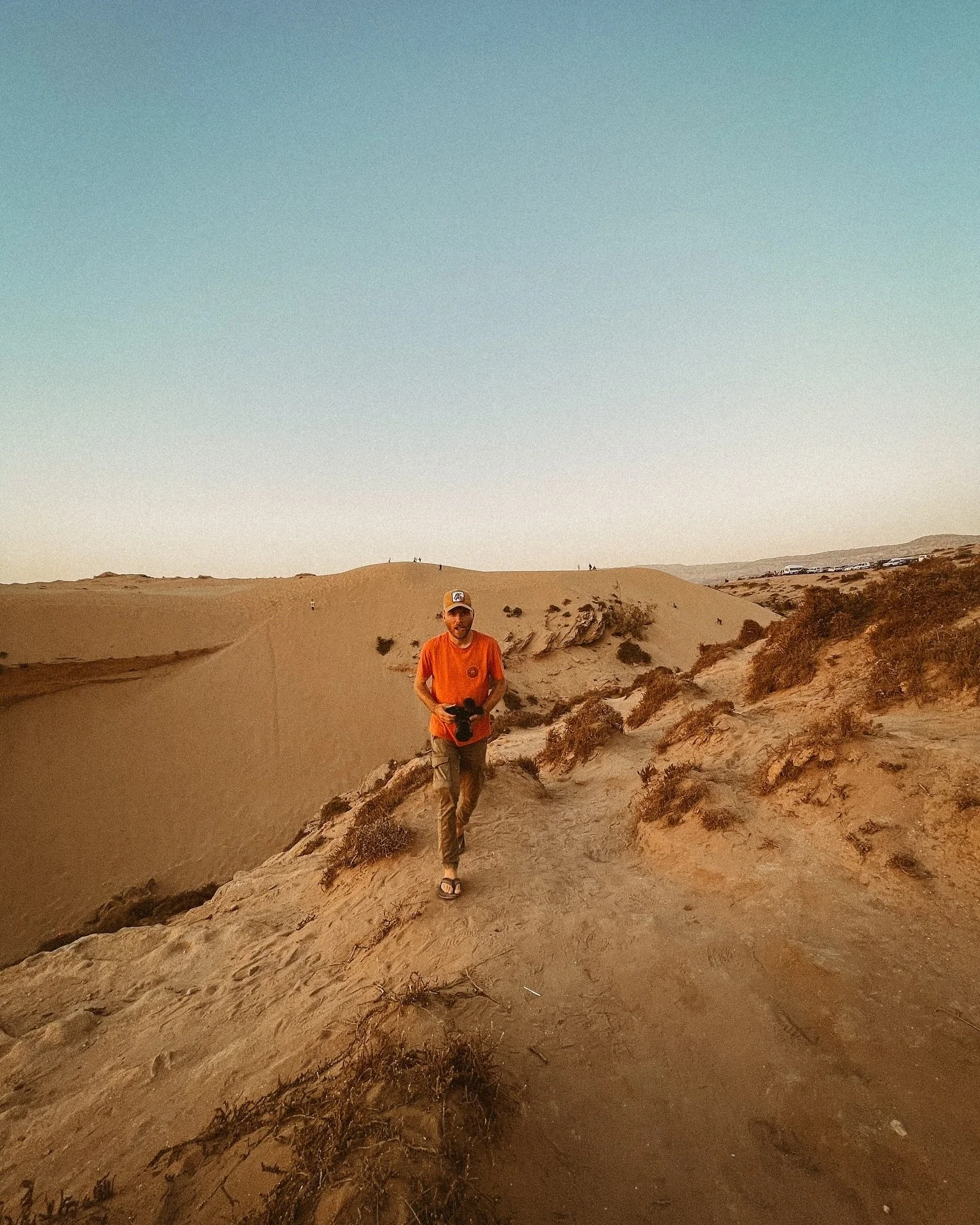 &Agrave; 70km au nord d&rsquo;Agadir, on peut d&eacute;j&agrave; apercevoir des dunes depuis la route. Alors forc&eacute;ment, on s&rsquo;y est arr&ecirc;t&eacute;. Plusieurs activit&eacute;s sont propos&eacute;es : sandboard, quad, visite guid&eacut