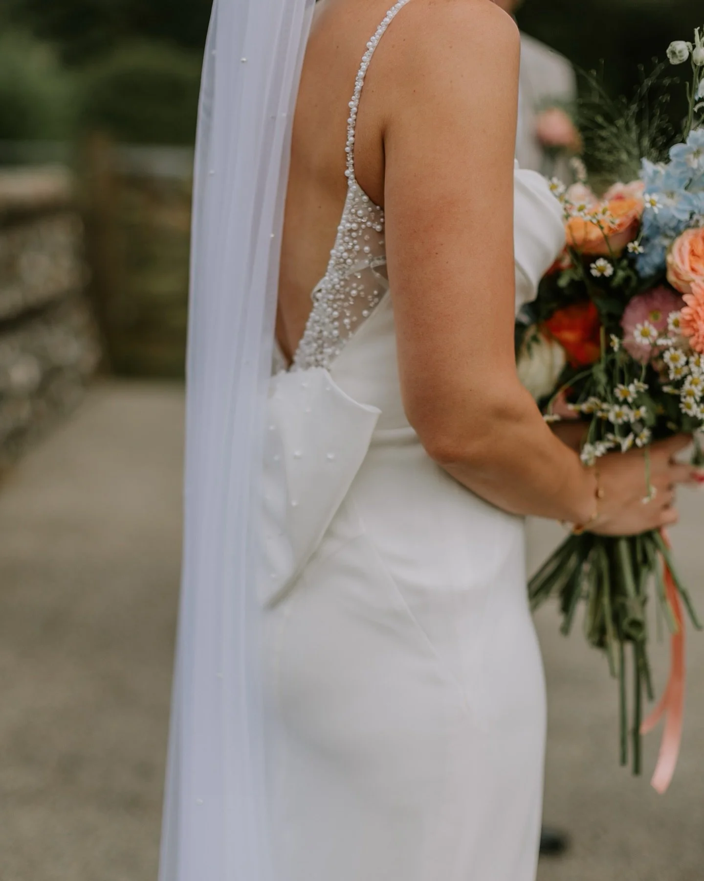 A moment for the details ✨
.
.
Photographer: @charleighvictoriaphotography 
Videographer: @spiceweddingfilms 
Venue: @farbridgeevents 
Dress: @missstellayork 
Flowers: brides mum 
MUA: @beauty_bosskc 
Hair: @hairbydanielletranter 
.
.
#weddingphotogr