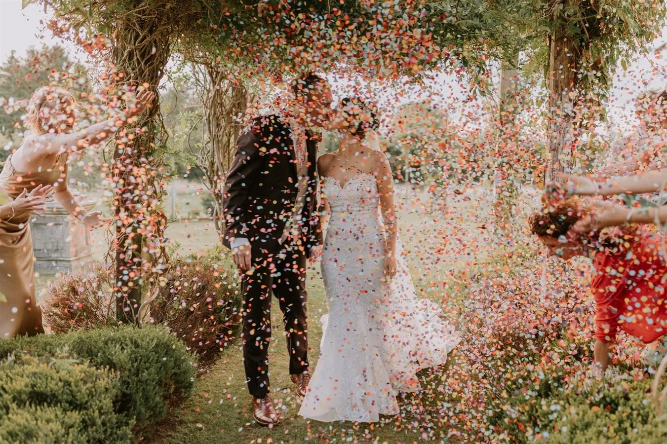 Posting what makes me happy, and today seeing this photo on my lovely bride Lutece&rsquo;s feed made me want it on mine too! 🩷❤️🧡💛
.
.
#weddingphotography  #weddingphotographer #weddingday #weddingdress #love #weddinginspiration #groom #weddings #