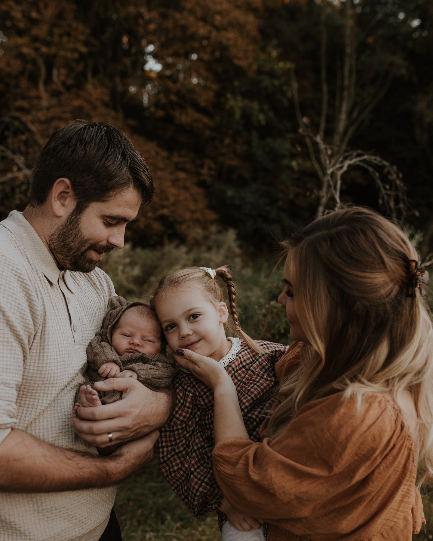 The very first outdoor newborn session I&rsquo;ve done and we were so  blessed with the beautiful autumnal backdrop created by mother nature. 
They&rsquo;ve played in the warm September sun, laughed and snuggled celebrating the arrival of their baby 
