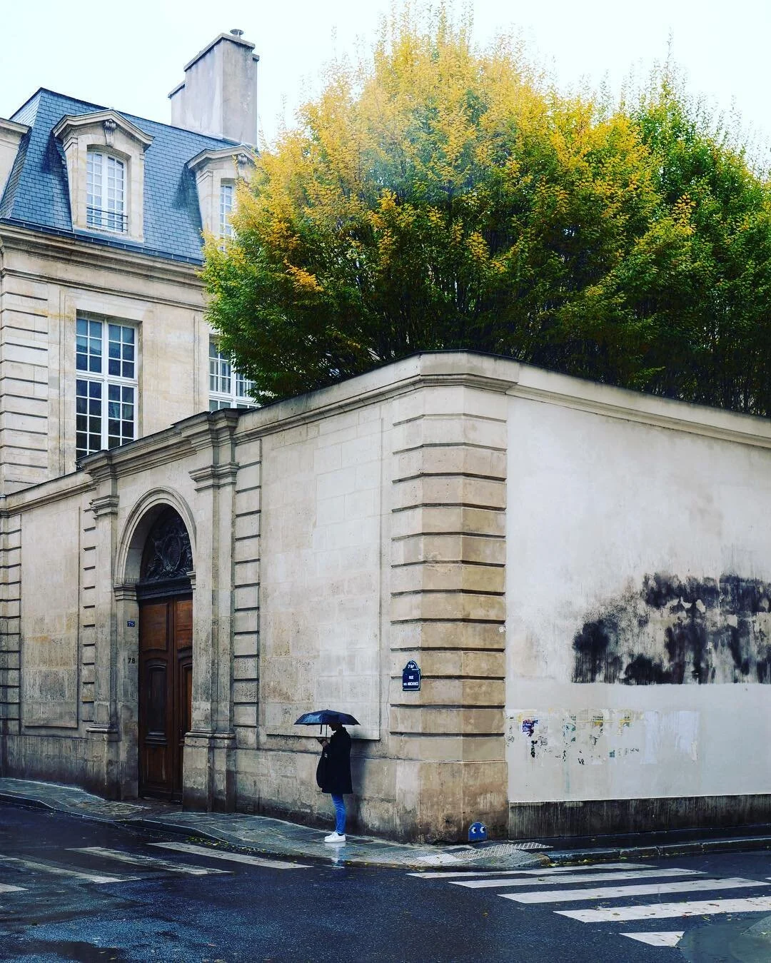 Impressions of Paris in the cold November rain ☔️
.
.
.
.
.
 #hsdailyfeature #streetmeetina #urbanandstreet #symmetricalmonsters #streetmobs #seemycity #uncalculated #guardiancities #yngkillers #1stinstinct #meistershots #streetframe #citykillerz #st